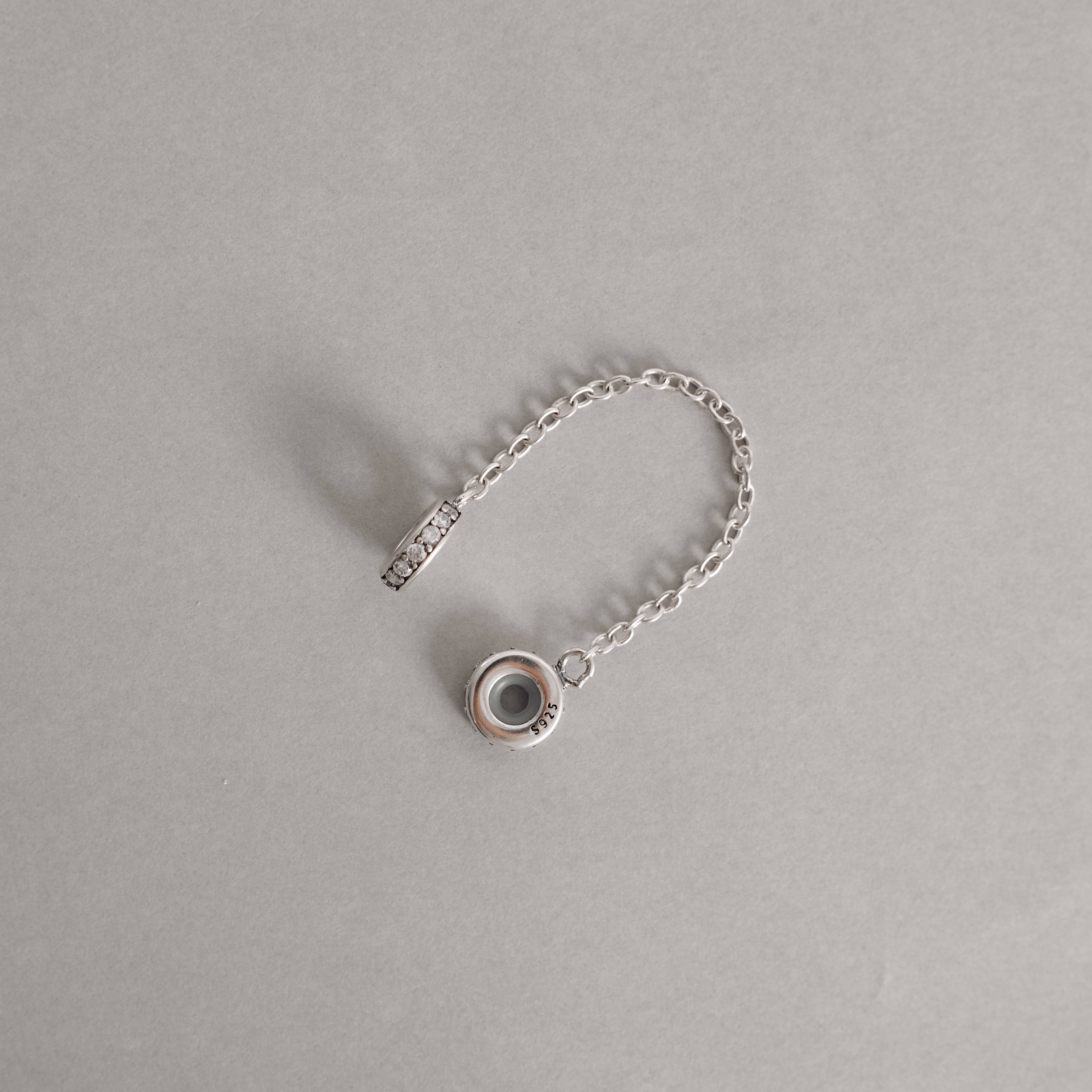 Imagem Berloque trava cravejada silicone ródio