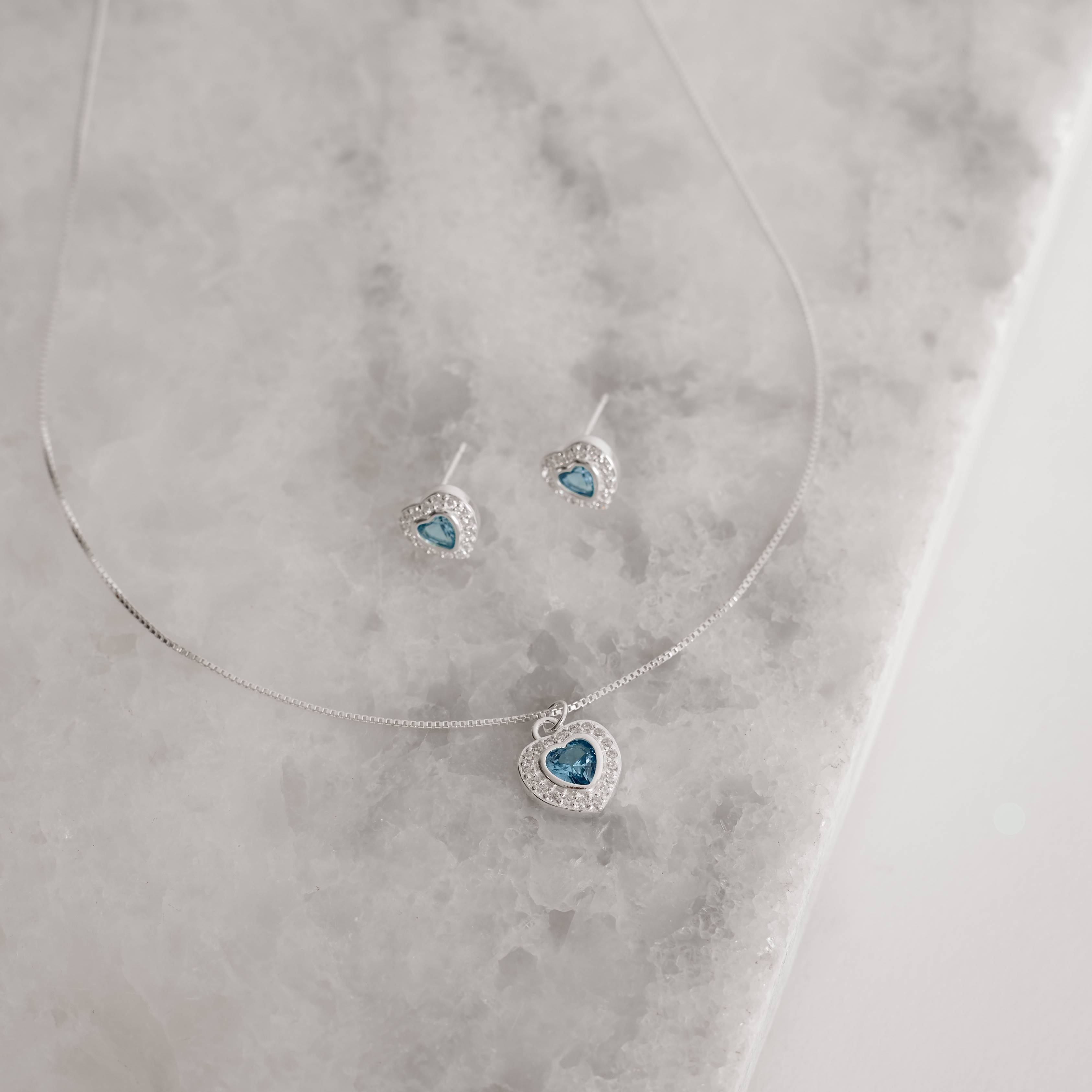 Imagem Conjunto brinco e colar zircônia coração embutida azul com cravejado 10mm 45cm