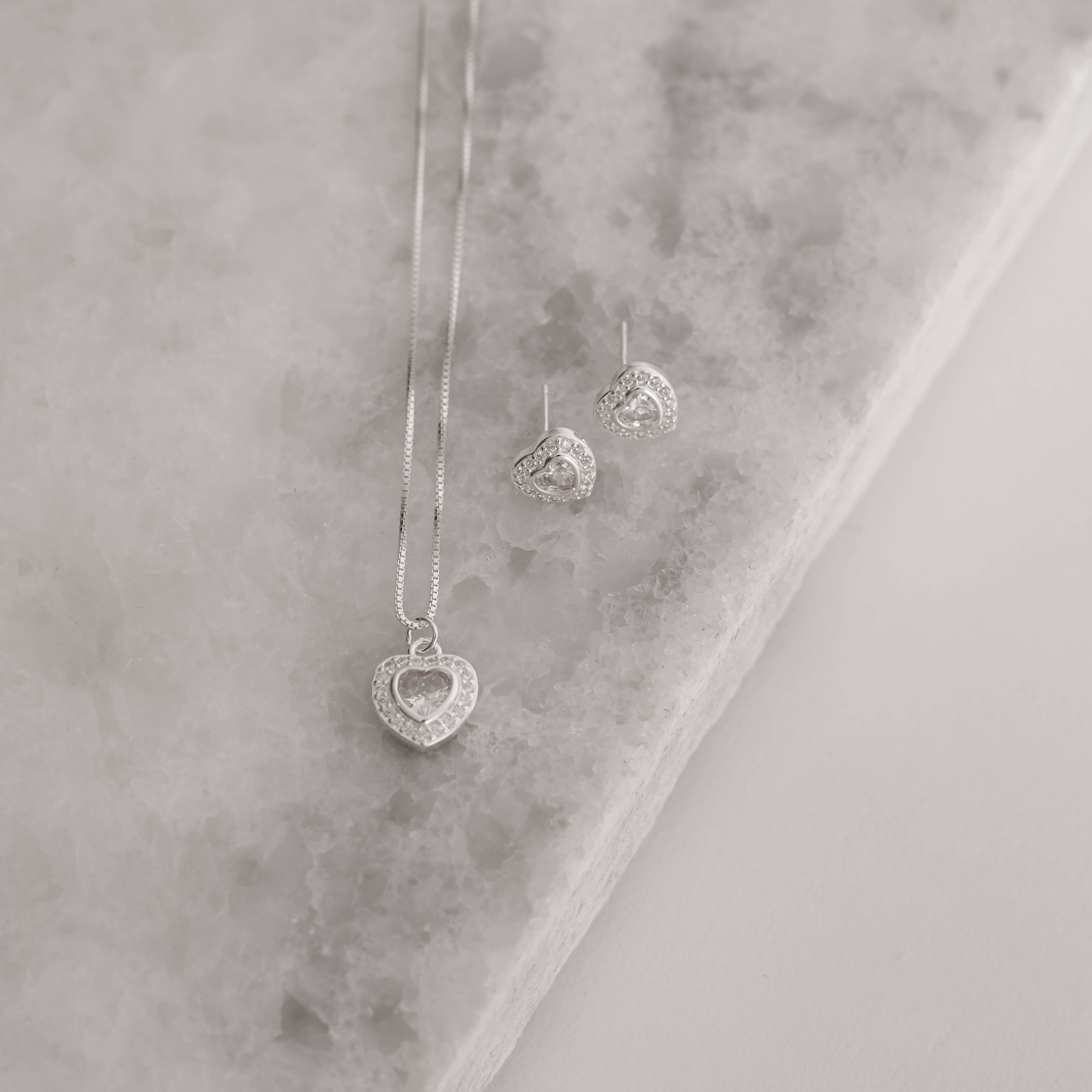 Imagem Conjunto brinco e colar zircônia coração embutida cristal com cravejado 10mm 45cm