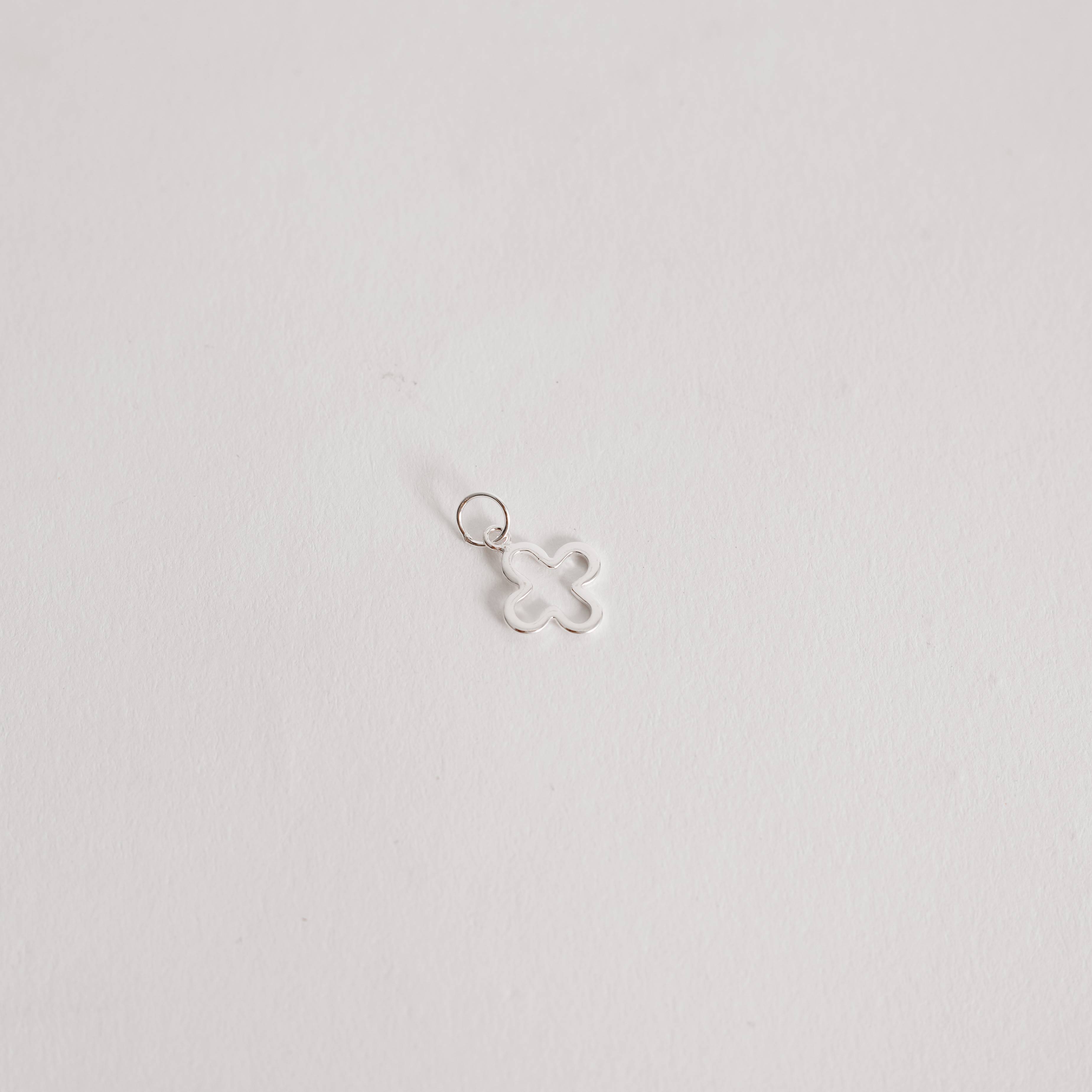 Imagem Secundária Pingente trevo vazado 11mm