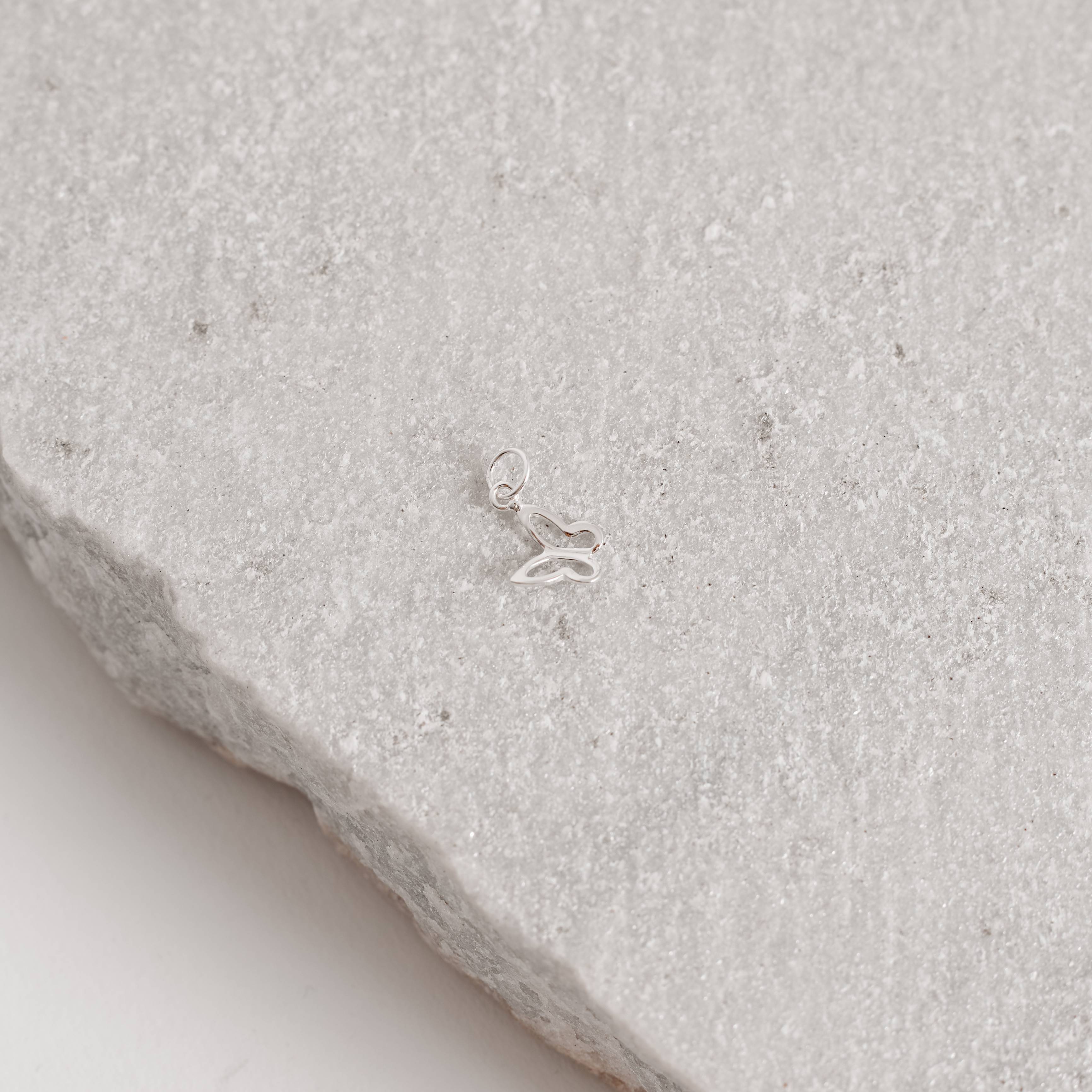 Imagem Secundária Pingente borboleta vazada de lado 8mm