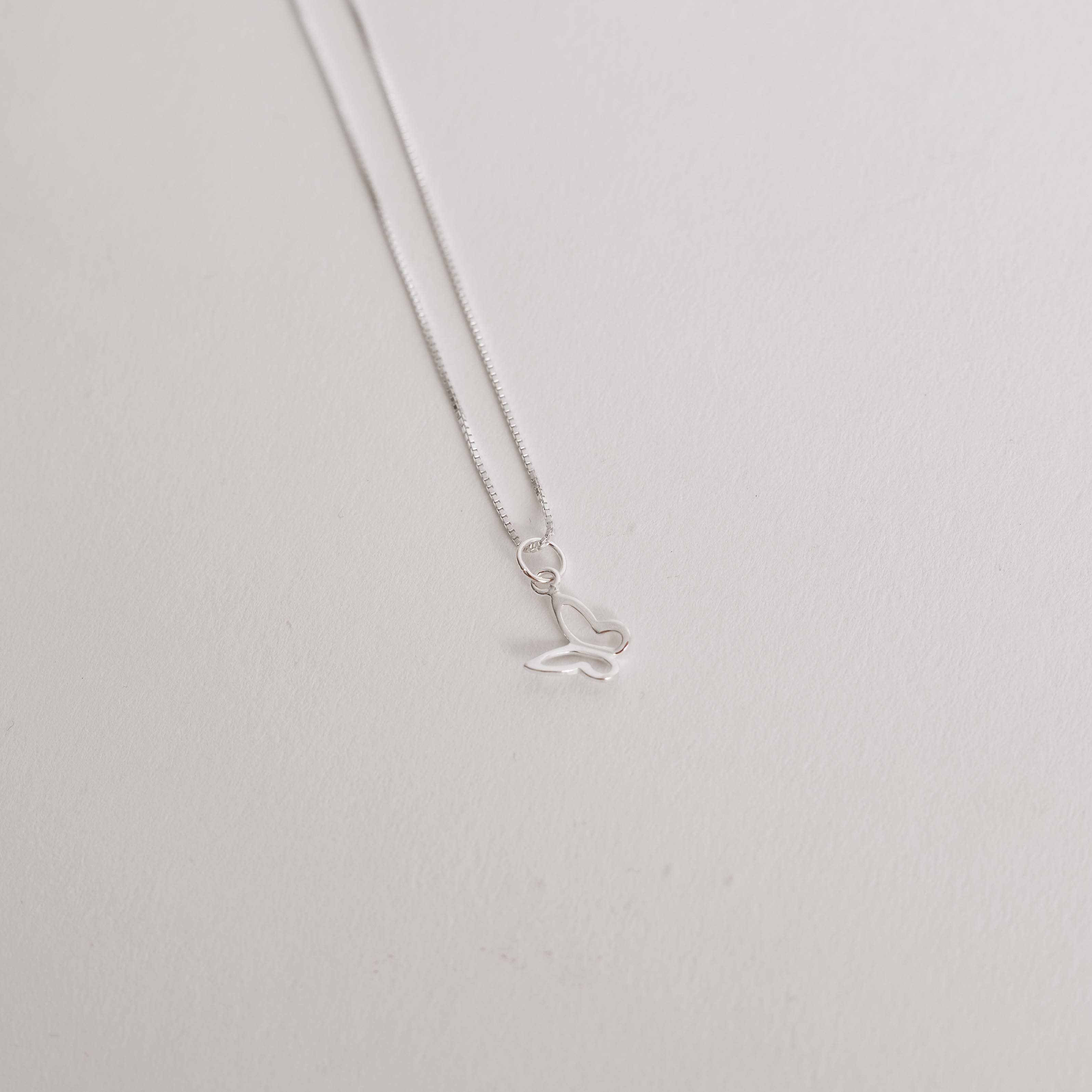 Imagem Secundária Colar pingente borboleta vazada de lado 8mm 40cm