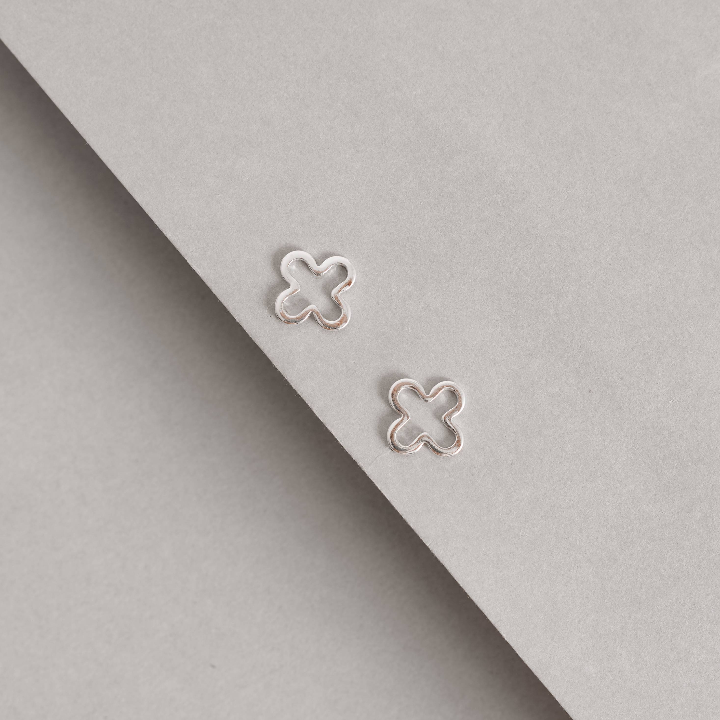 Brinco trevo vazado 11mm