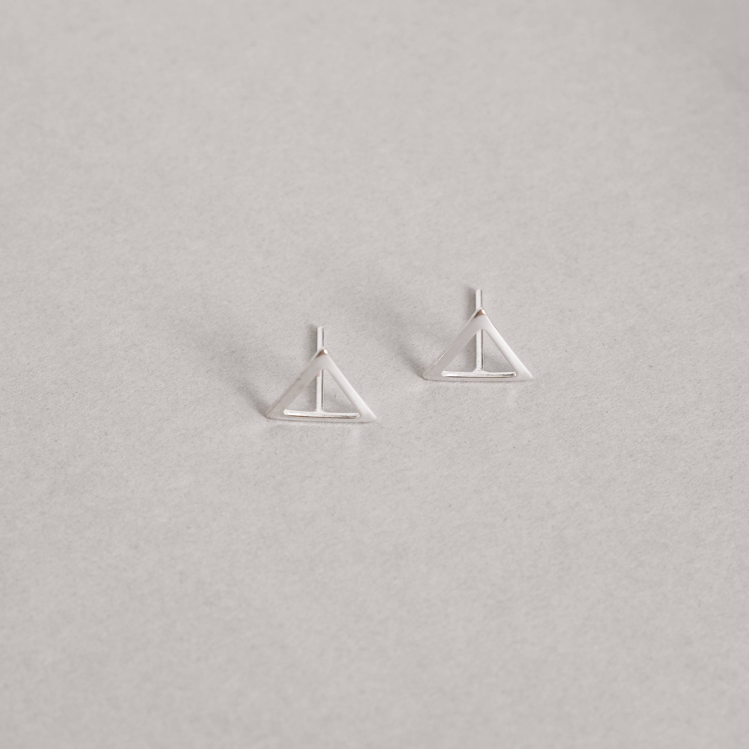 Imagem Secundária Brinco triângulo invertido vazado 10mm