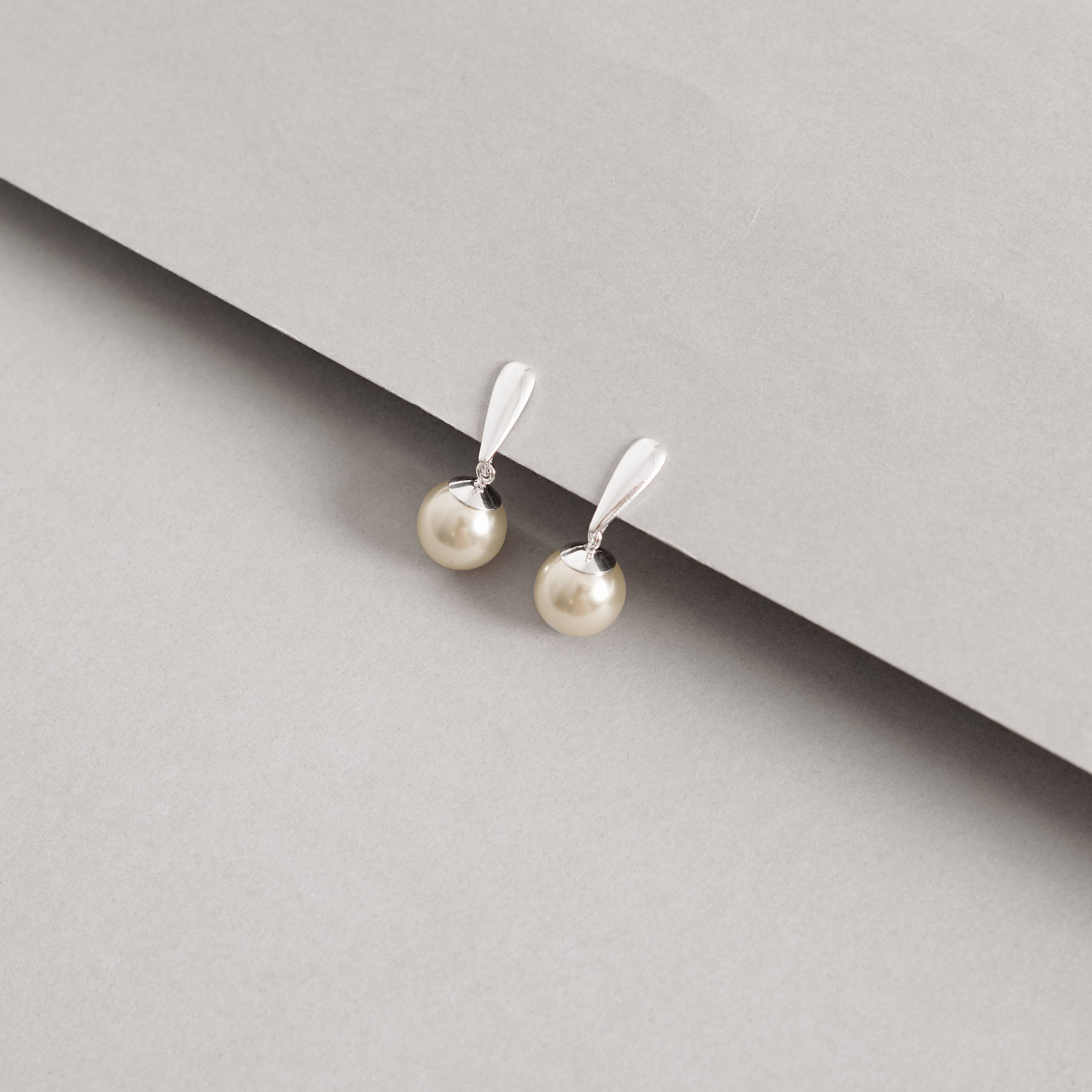 Imagem Secundária Brinco gota com pingente pérola 10mm