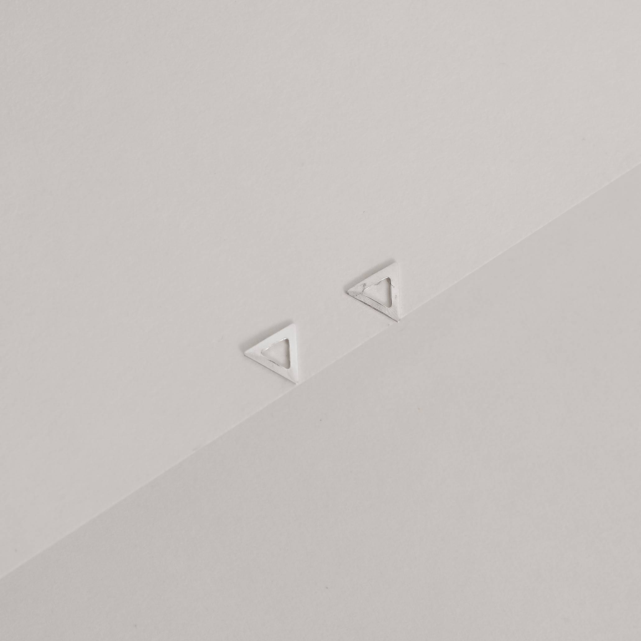 Imagem Brinco triângulo invertido vazado 6mm