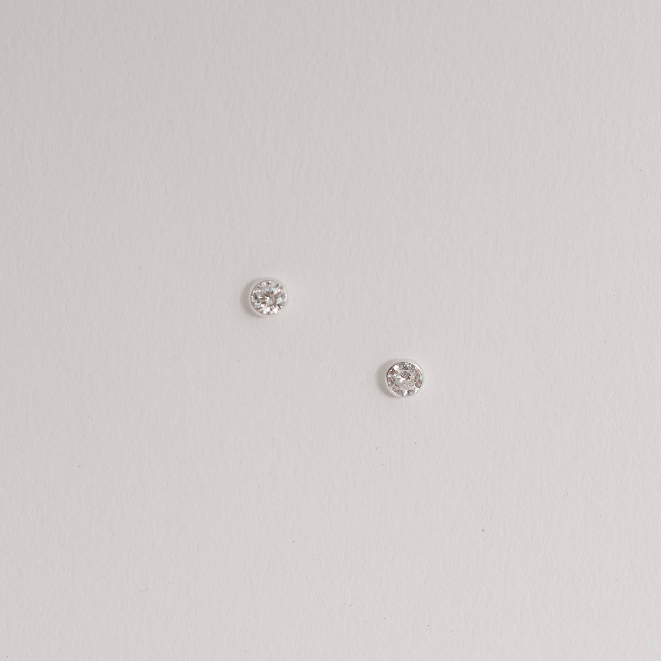 Brinco zircônia redonda cristal embutida 3mm