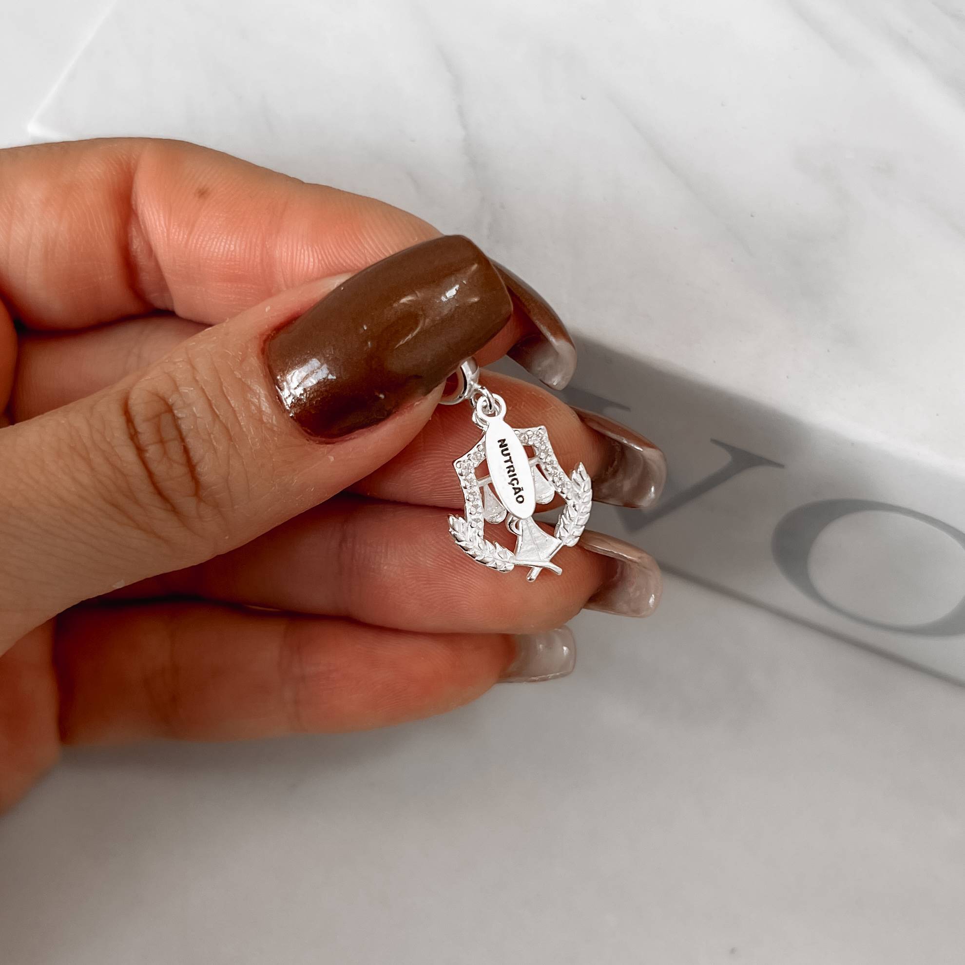 Imagem Secundária Berloque pingente placa Nutrição com símbolo cravejado 15mm