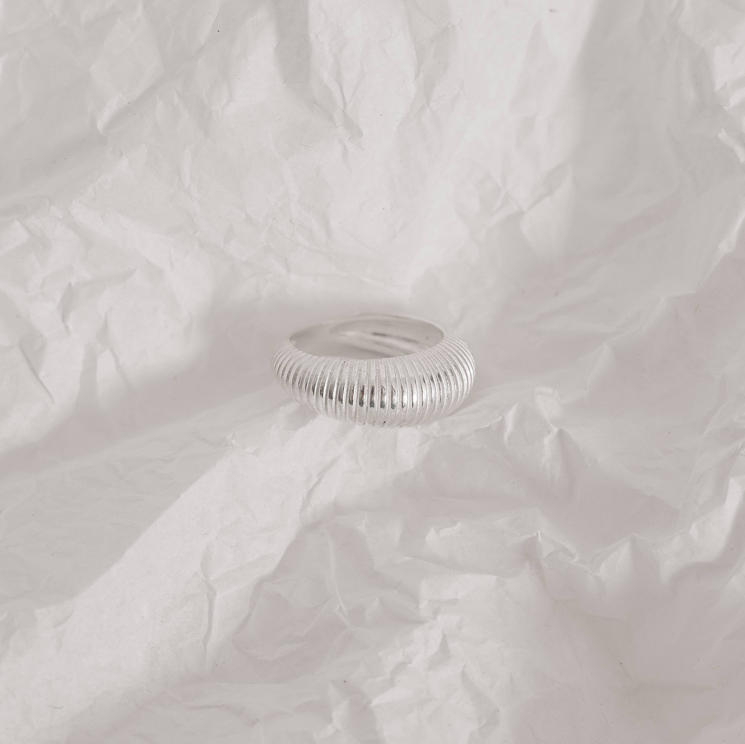 Imagem Secundária Anel largo detalhe riscado