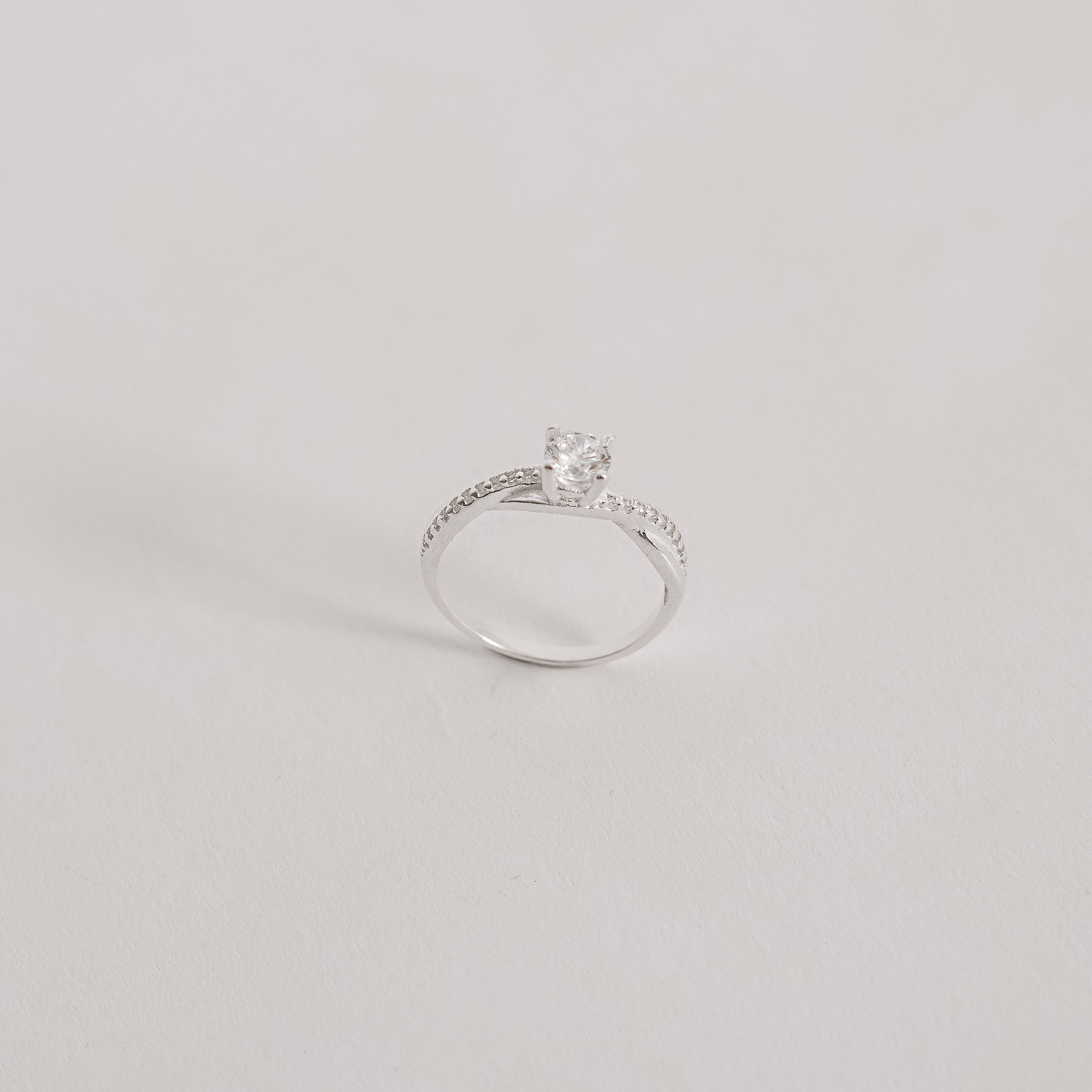 Imagem Secundária Anel solitário 5mm com fio trançado cravejado