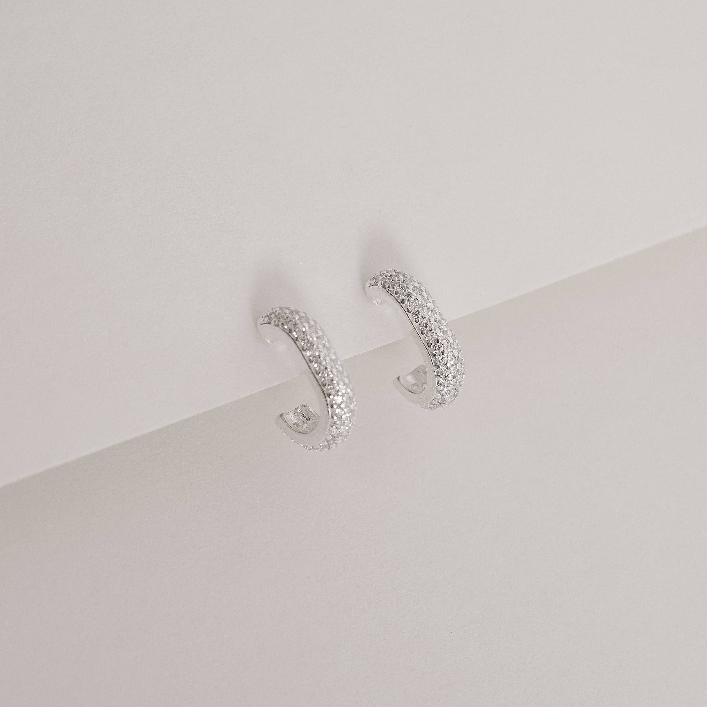 Imagem Argola oval triplo cravejado 16mm tarraxa