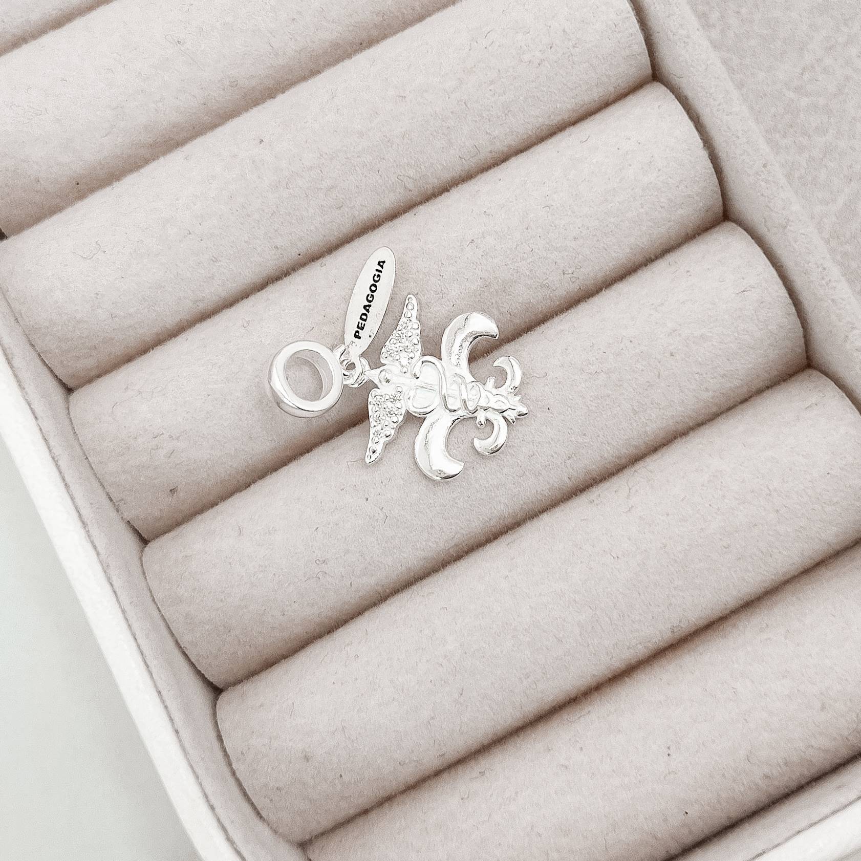 Imagem Secundária Berloque pingente placa Pedagogia com símbolo cravejado 14mm