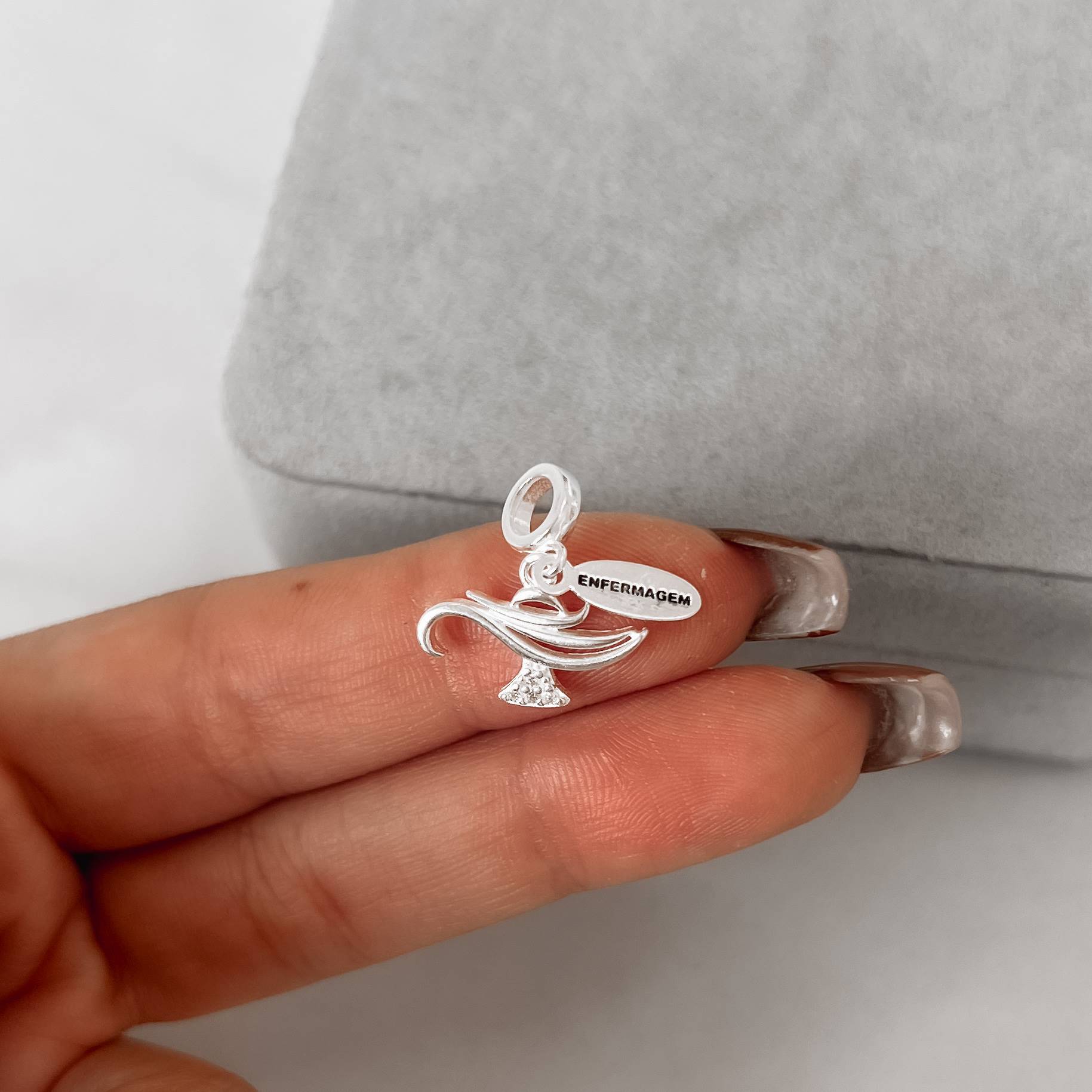 Berloque pingente placa Enfermagem com símbolo cravejado 16mm