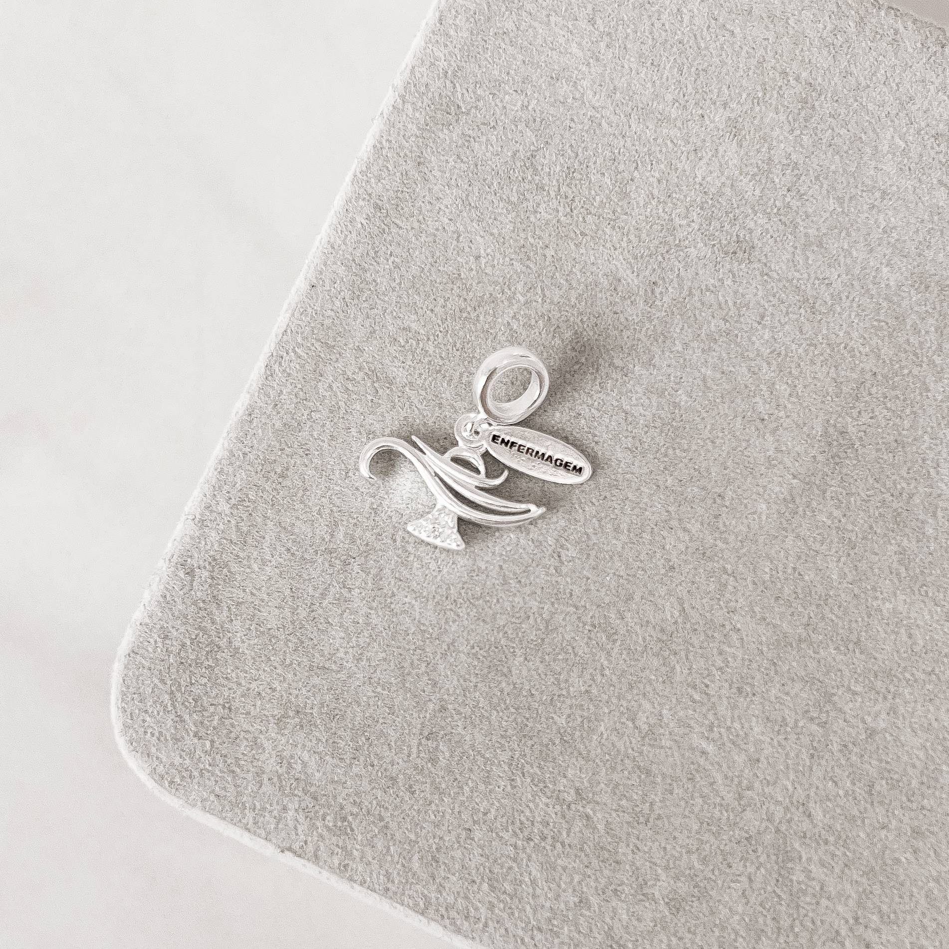 Imagem Secundária Berloque pingente placa Enfermagem com símbolo cravejado 16mm