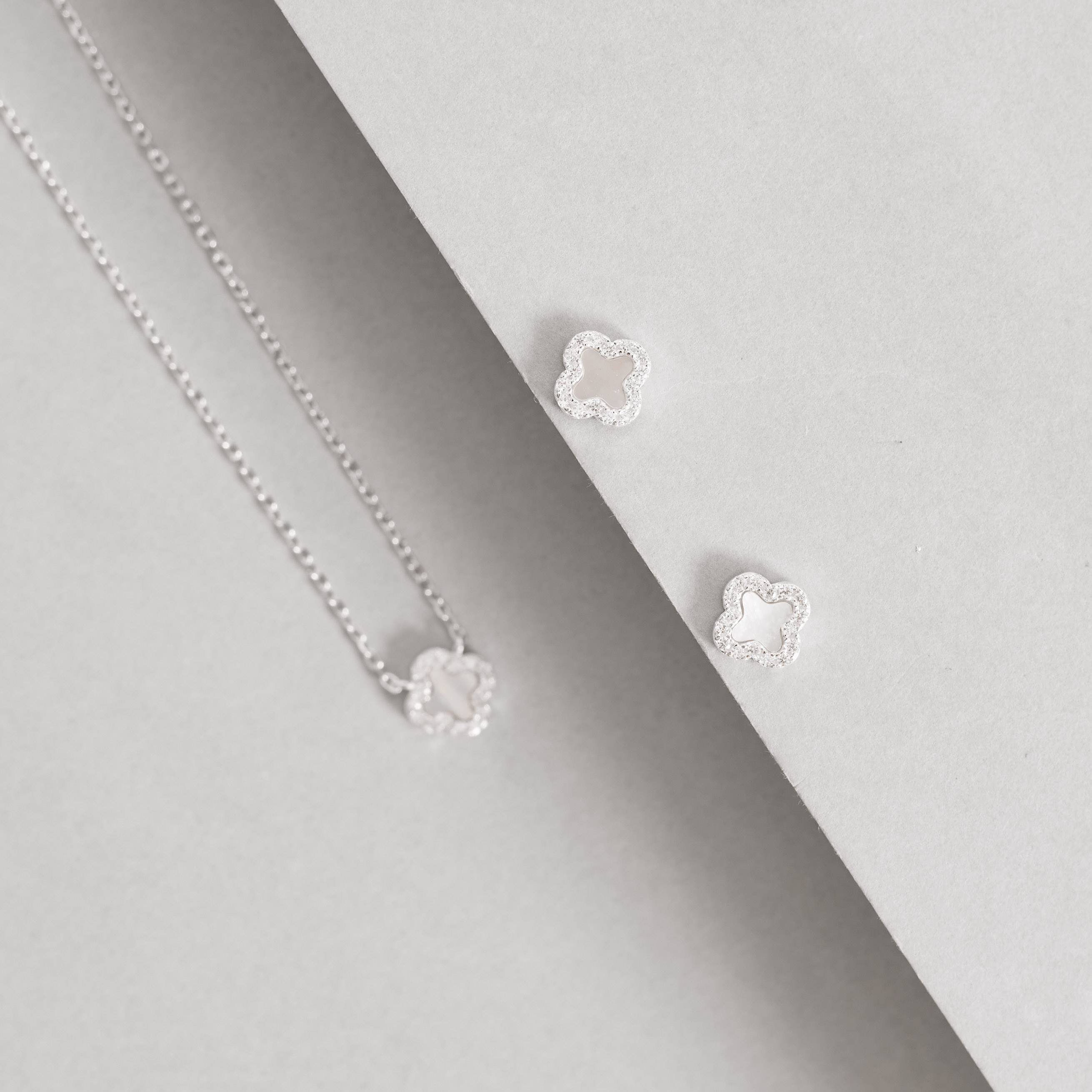 Imagem Conjunto brinco e colar trevo madrepérola com cravejado 7mm 40cm com extensor