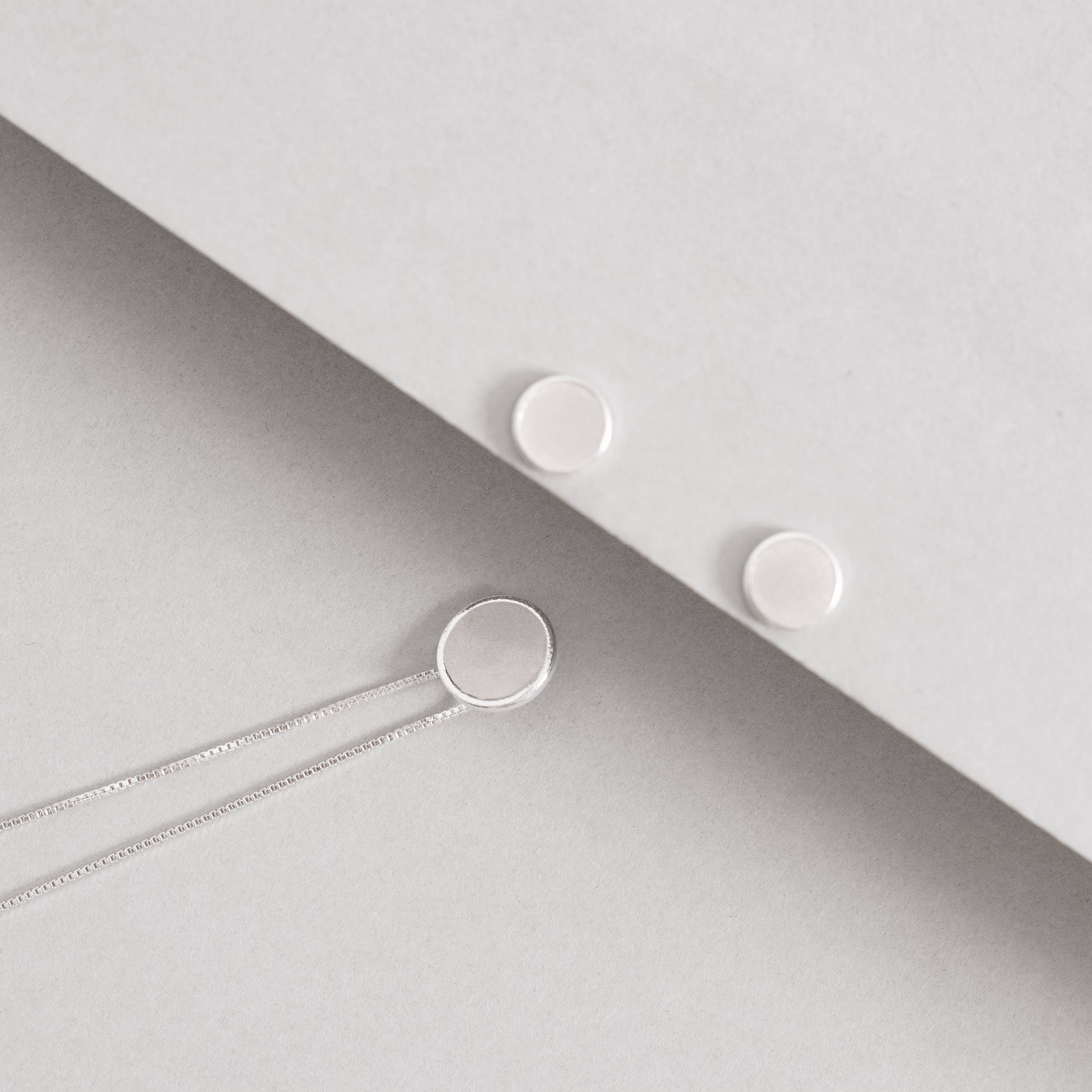 Imagem Conjunto brinco e colar círculo perolado resina 10mm 45cm