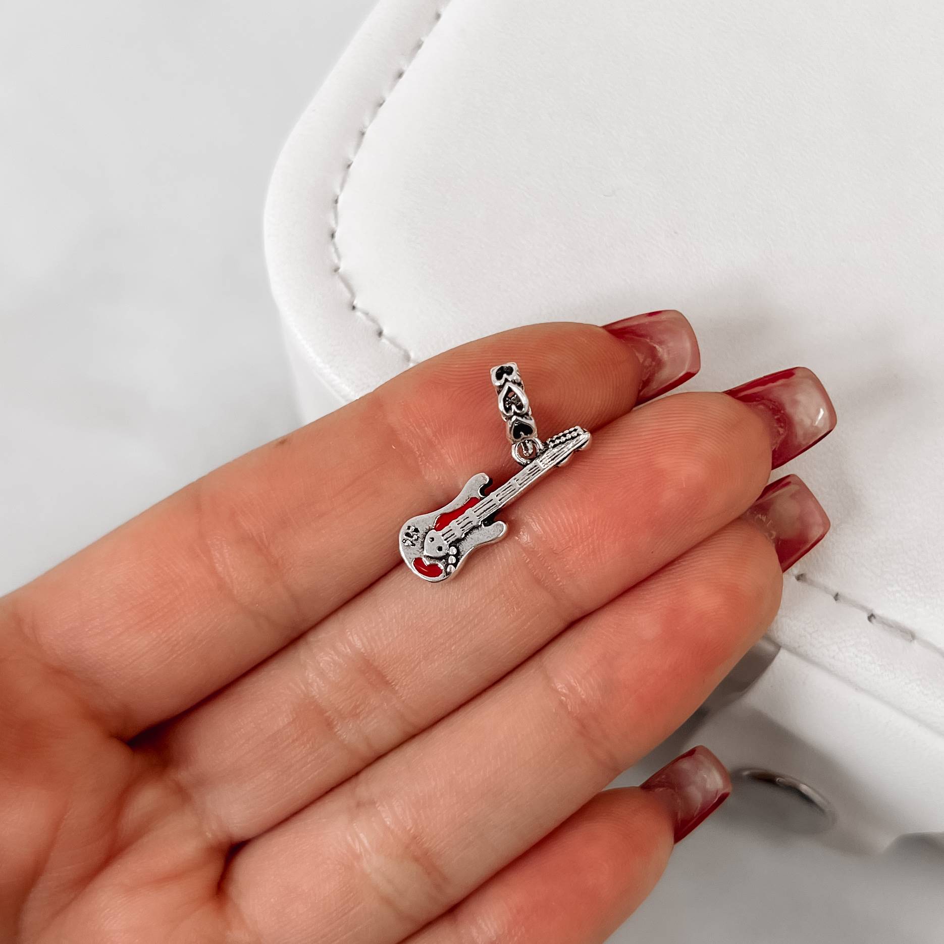 Imagem Berloque pingente guitarra elo corações vazados envelhecido 20mm resina