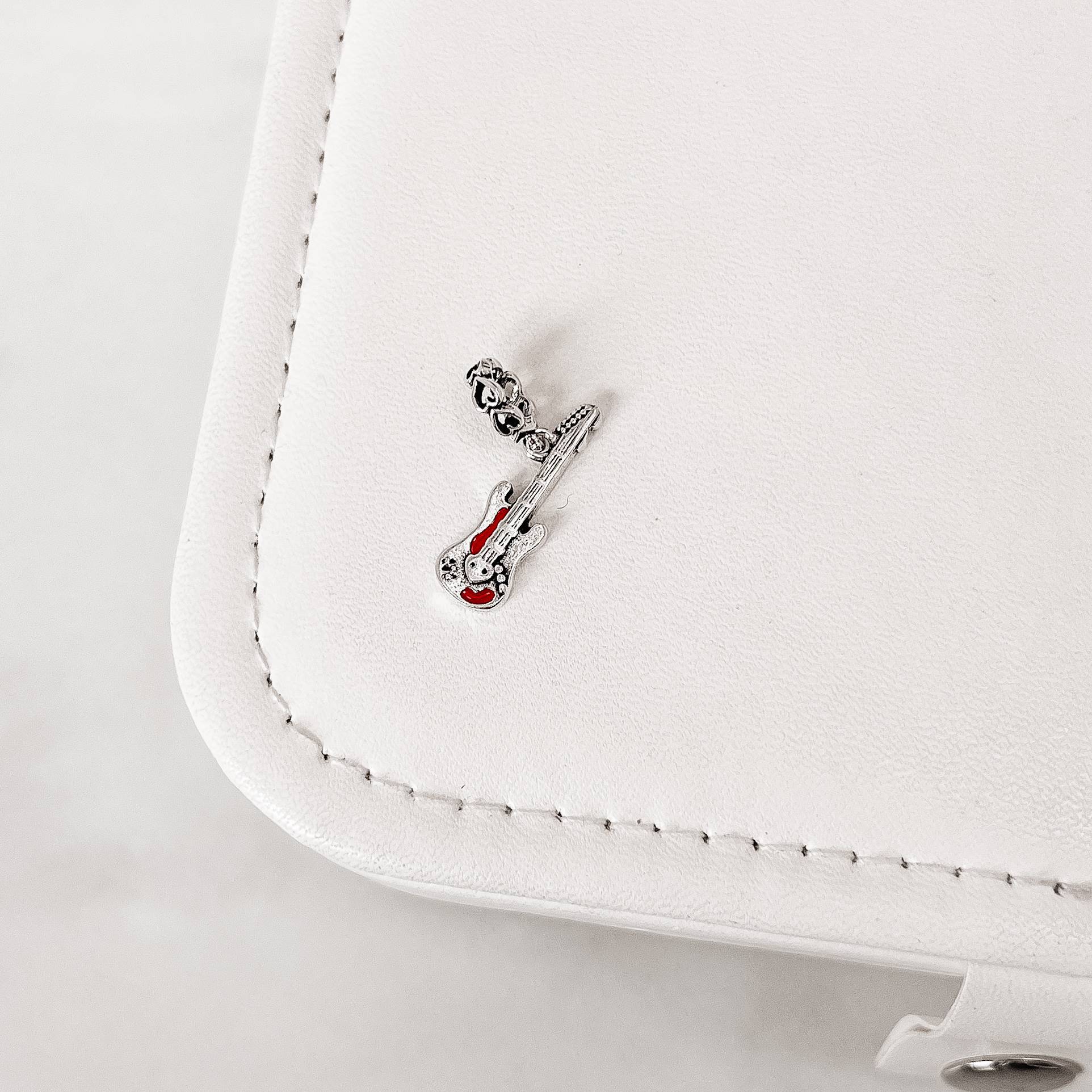 Imagem Secundária Berloque pingente guitarra elo corações vazados envelhecido 20mm resina