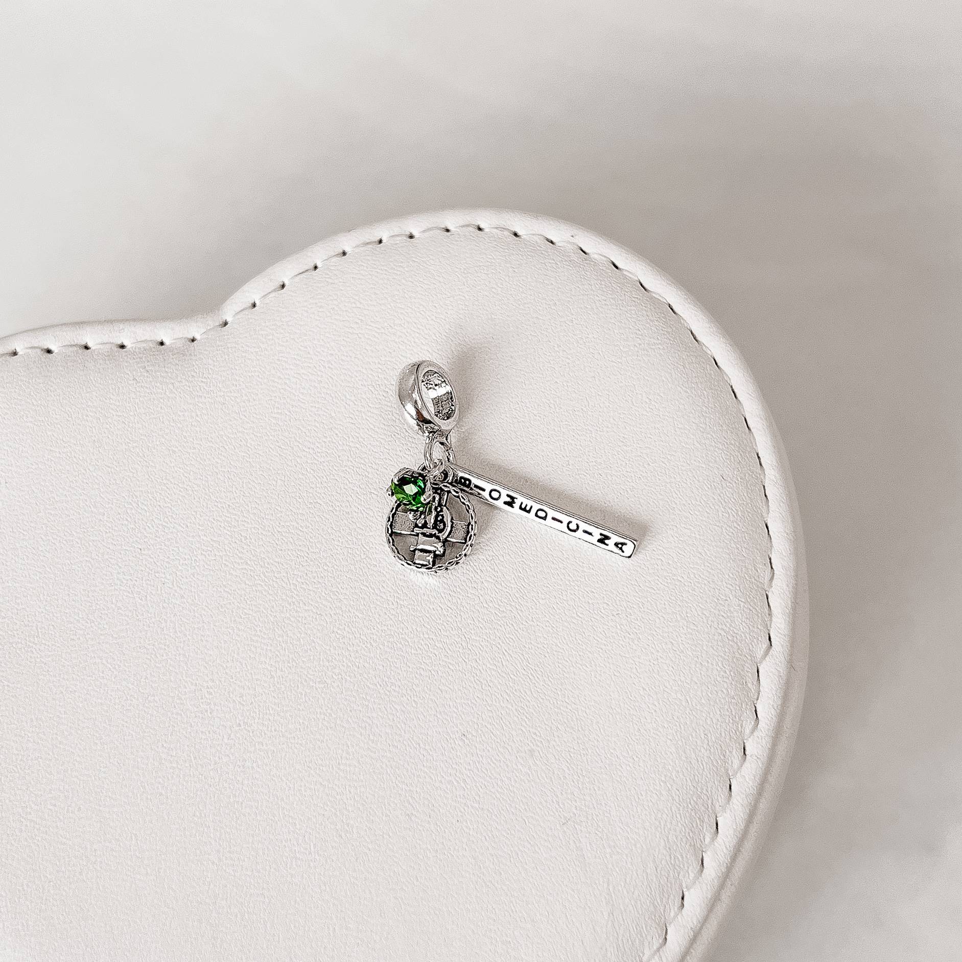 Imagem Berloque pingente placa Biomedicina com símbolo e zircônia esmeralda envelhecido