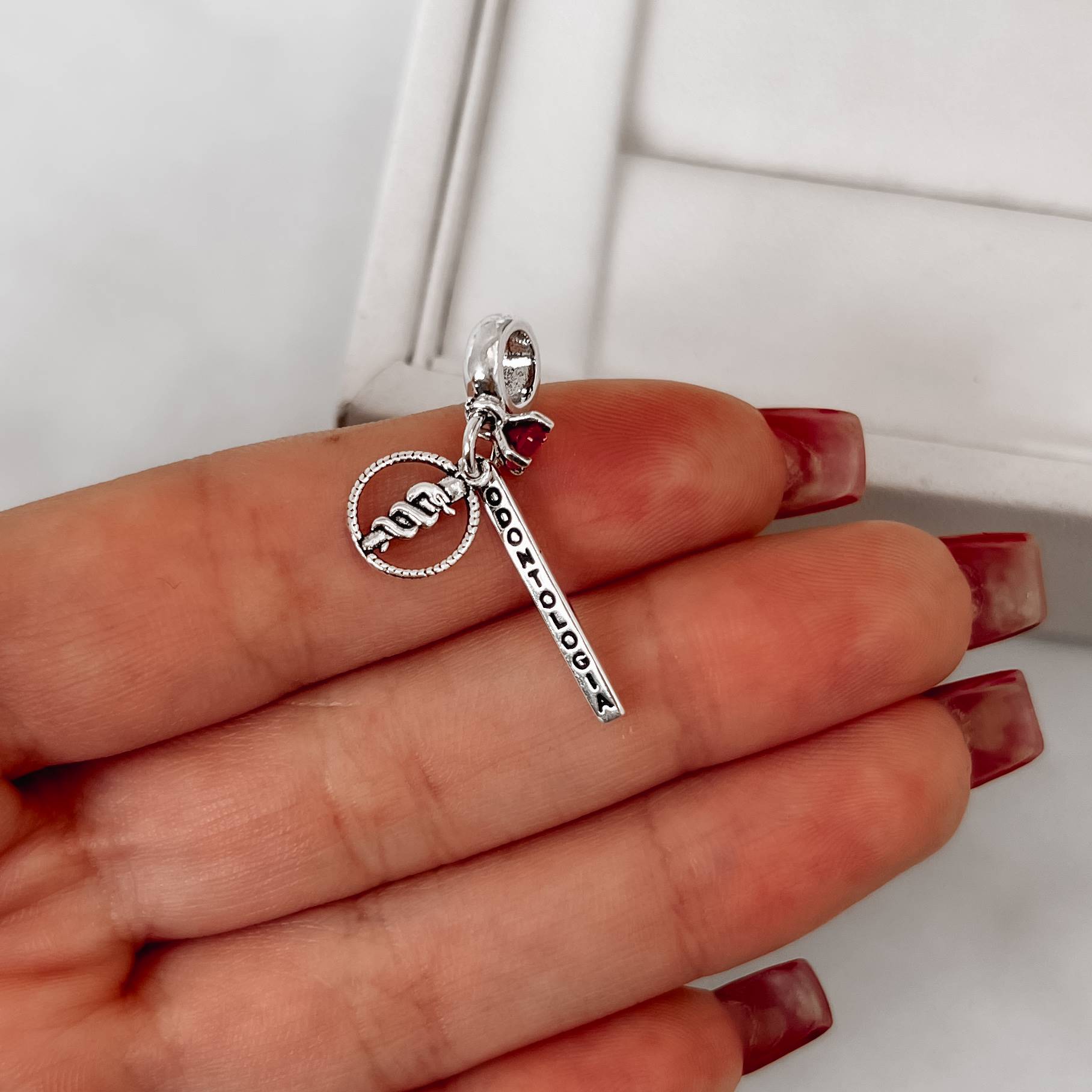 Imagem Berloque pingente placa Odontologia com símbolo e zircônia cereja envelhecido