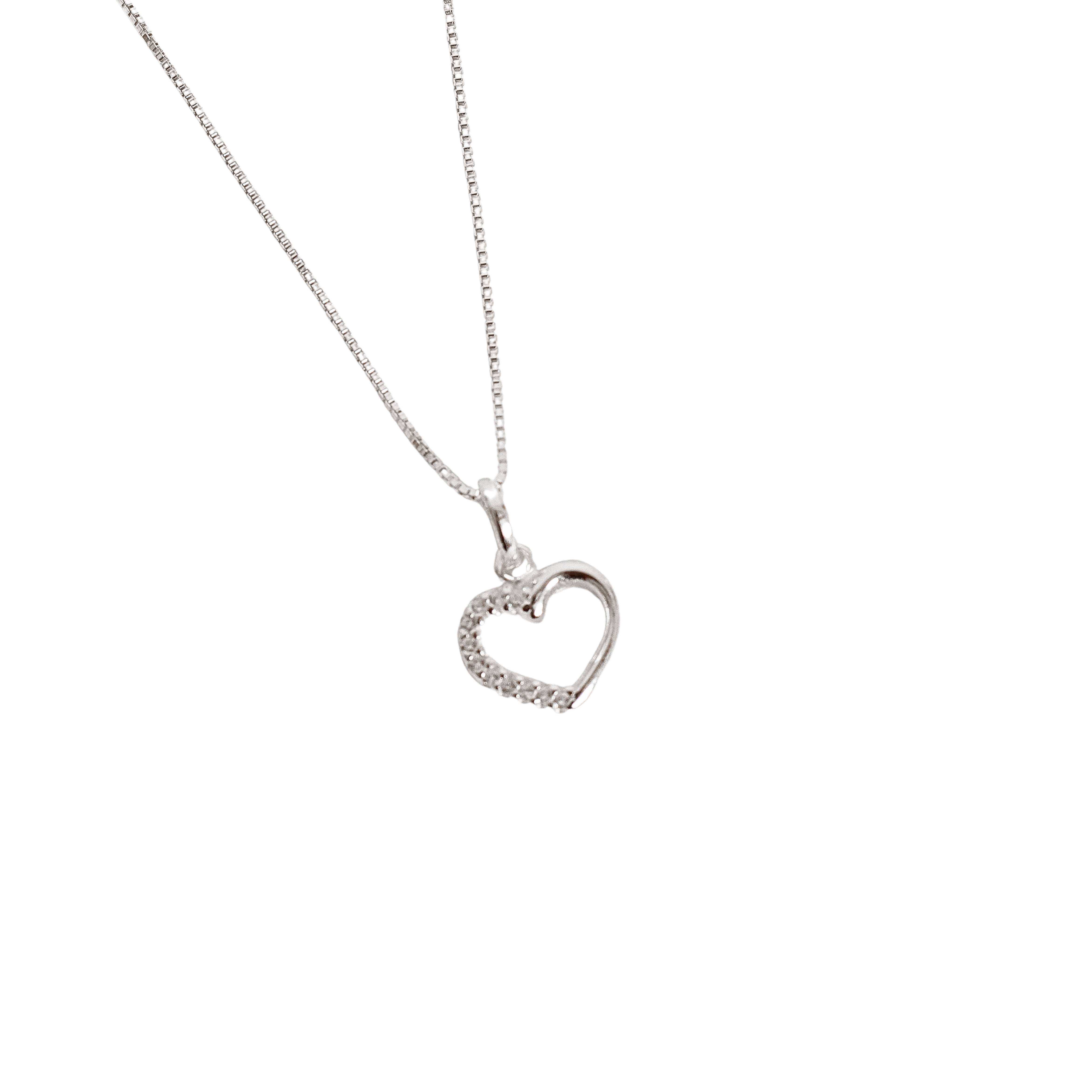 Imagem Colar pingente coração vazado metade cravejado 10mm 45cm