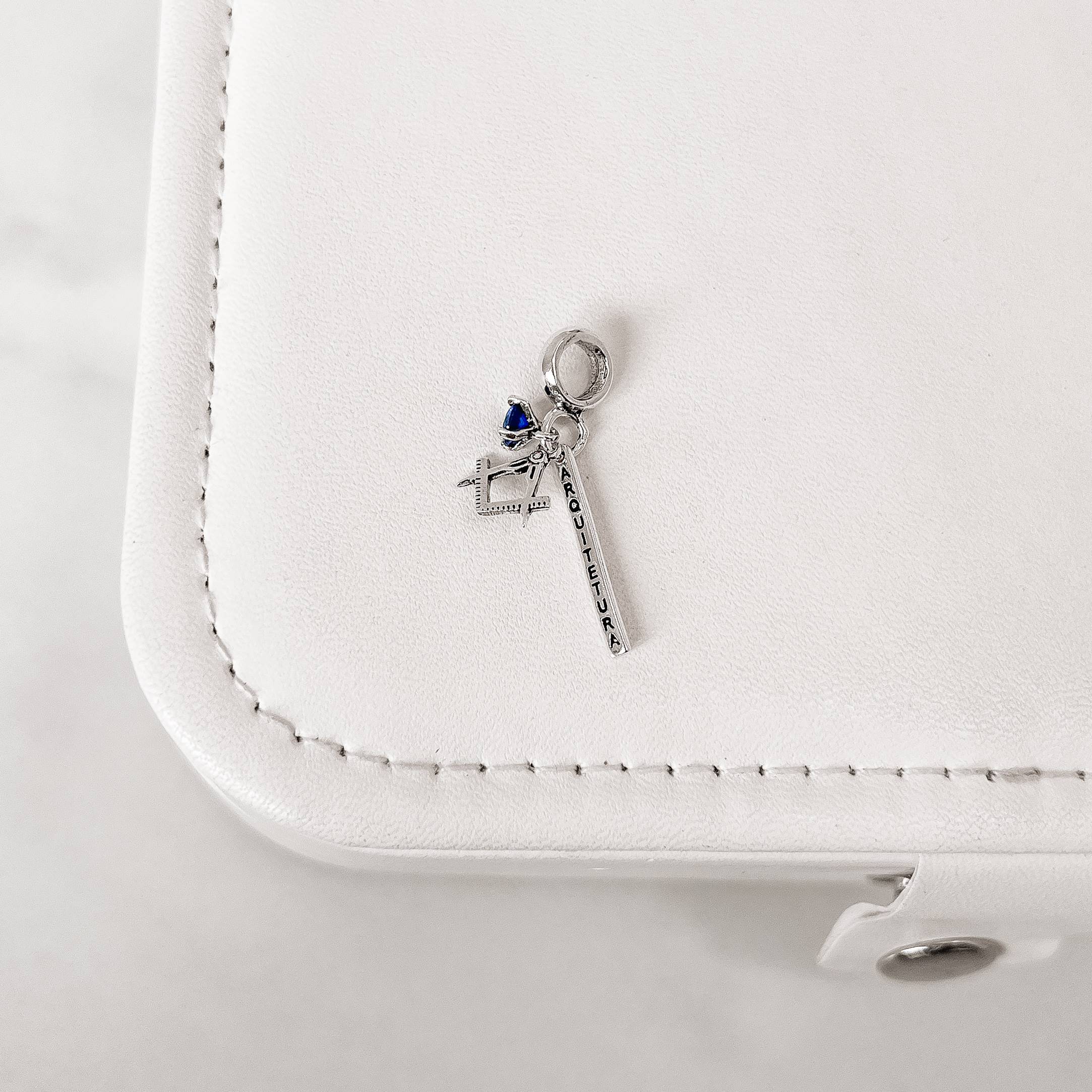 Berloque pingente placa Arquitetura com símbolo e zircônia azul envelhecido