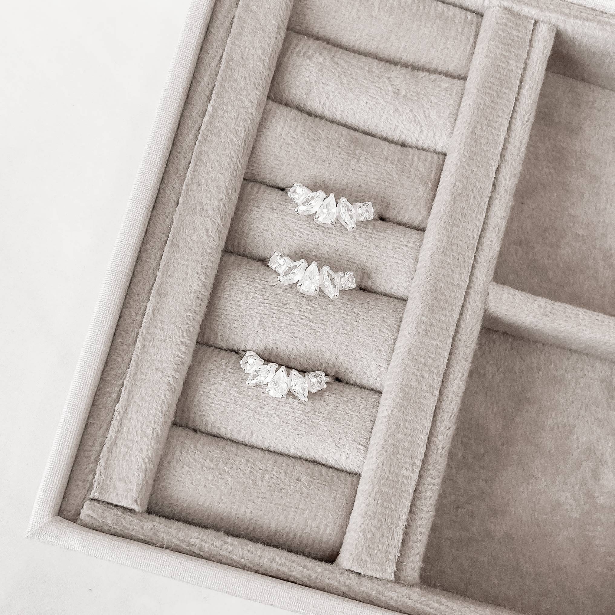 Anel zircônias redonda, navete e gota