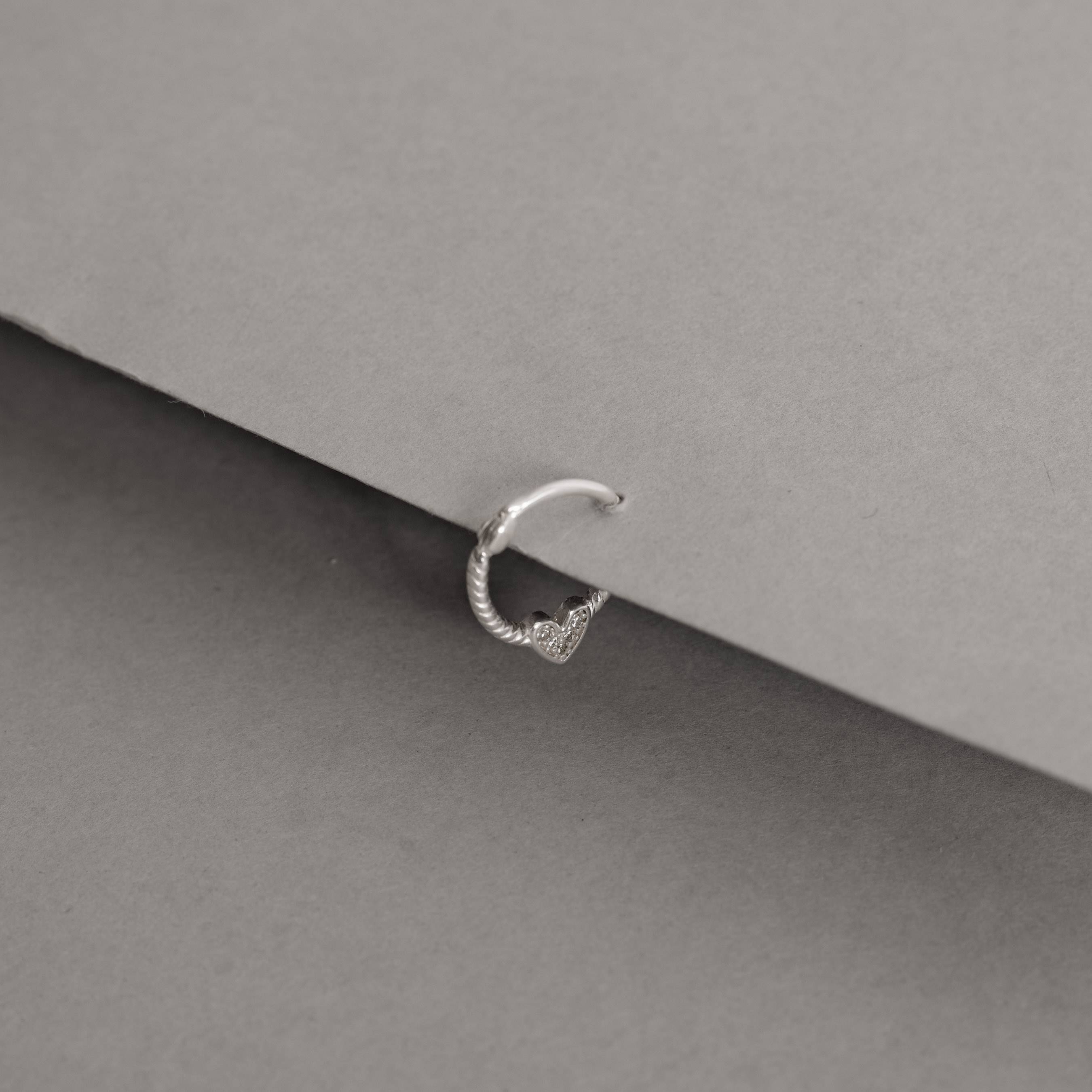 Imagem Secundária Piercing argola torcida trava com coração cravejado 13mm orelha direita