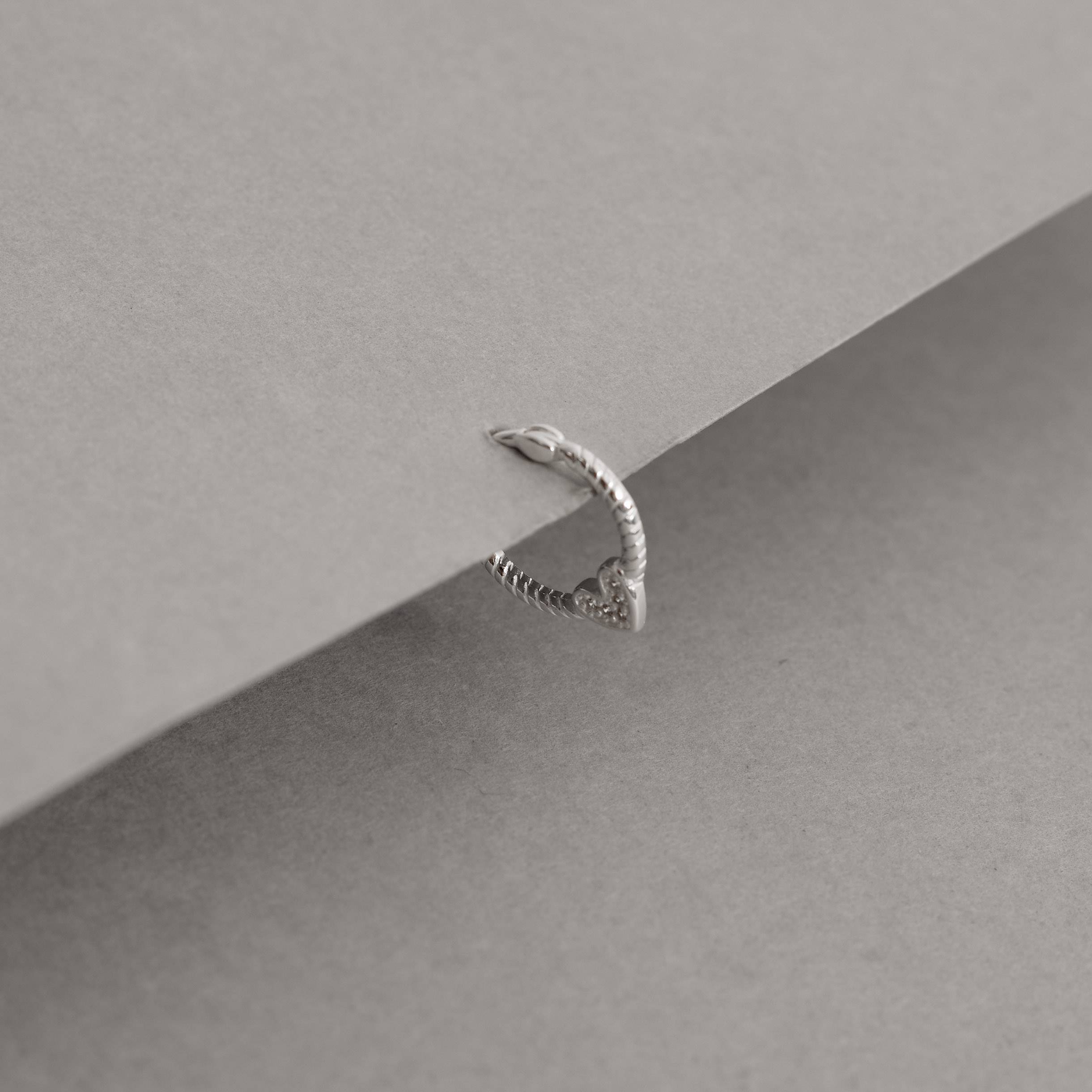 Imagem Secundária Piercing argola torcida trava com coração cravejado 13mm orelha esquerda