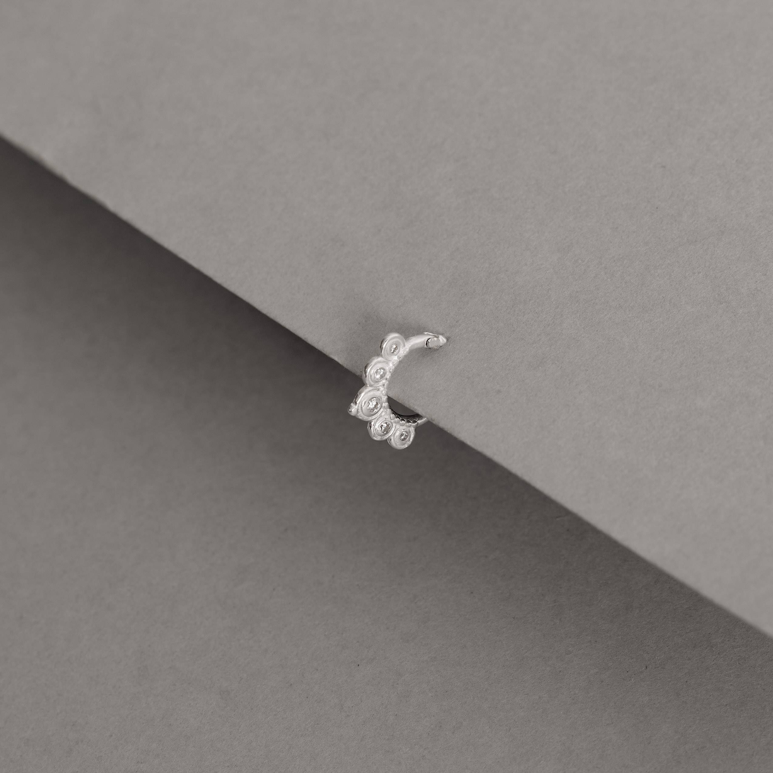 Imagem Secundária Piercing argola rendada zircônias 7mm trava orelha direita