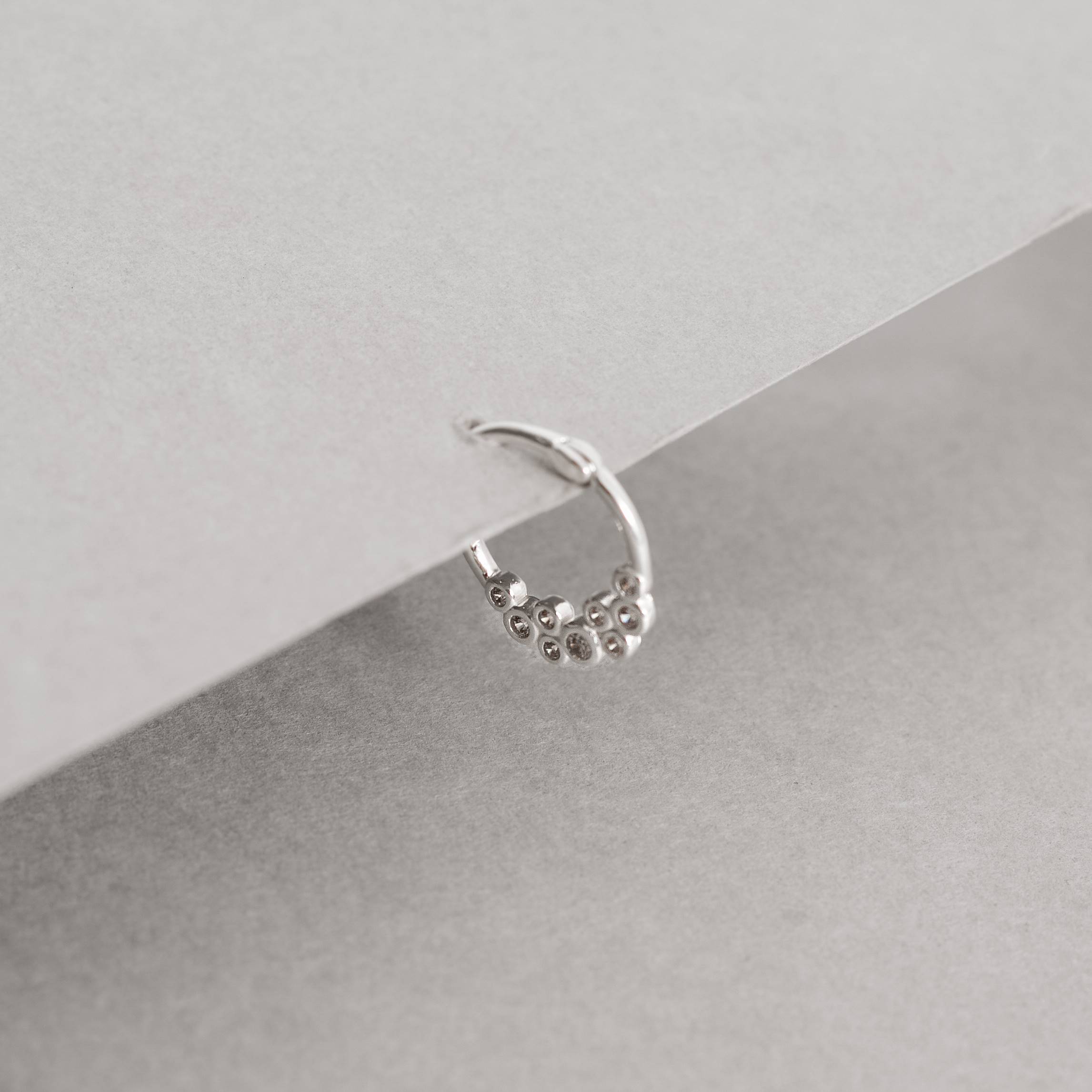 Imagem Secundária Piercing argola 12mm trava círculos com zircônias orelha esquerda