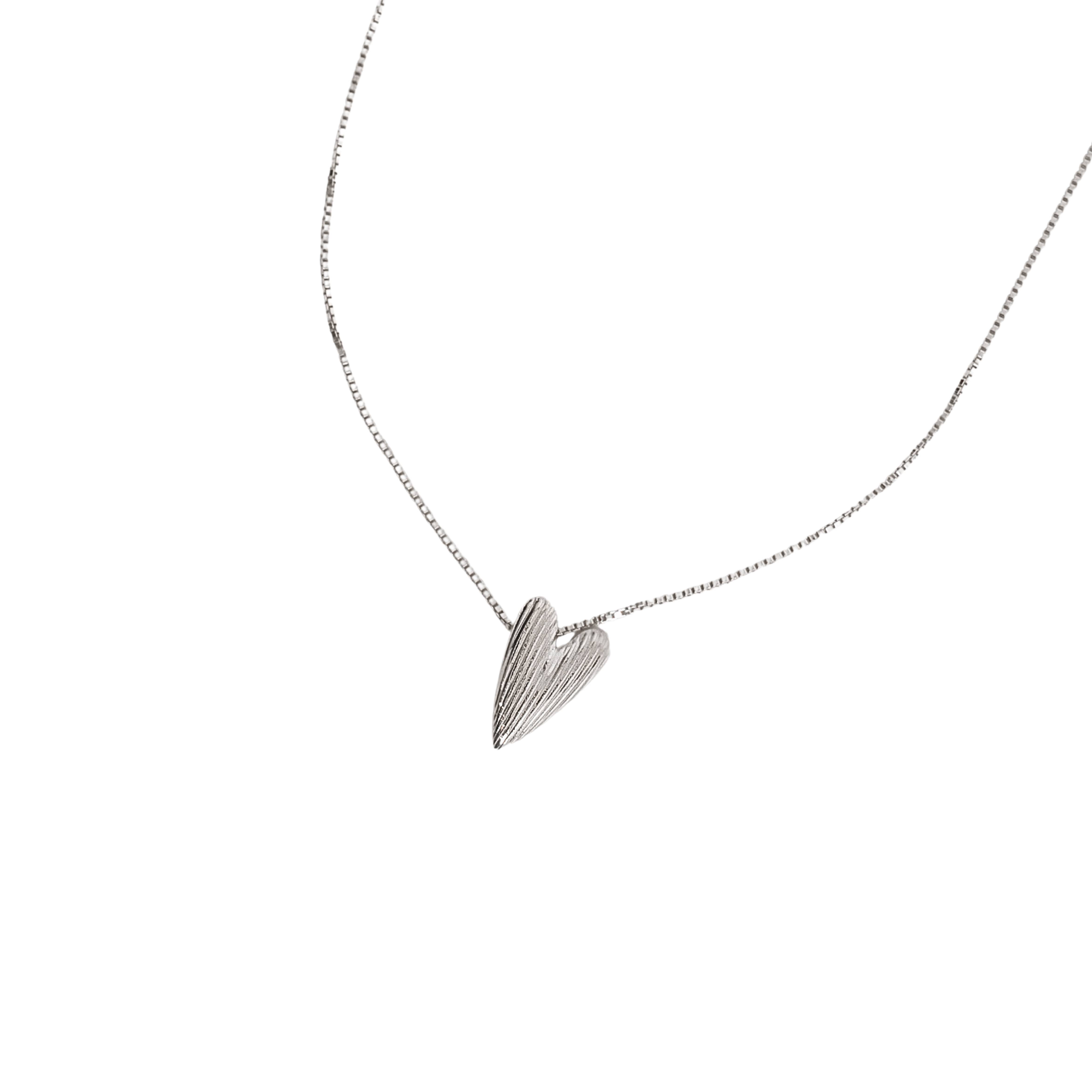 Imagem Secundária Colar pingente coração alongado de lado riscado 12mm 45cm