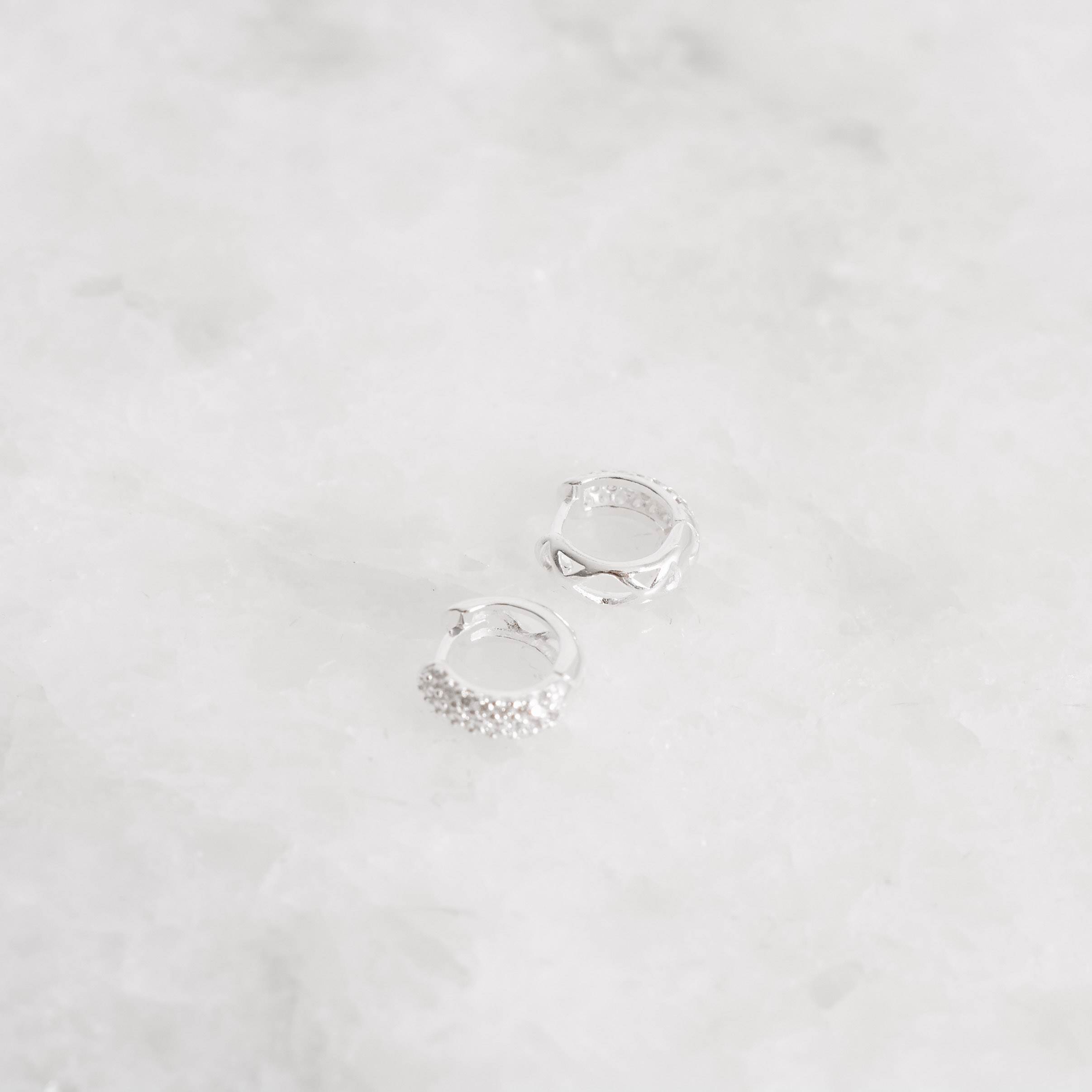 Imagem Secundária Argola click 9mm cravejada detalhe geométrico