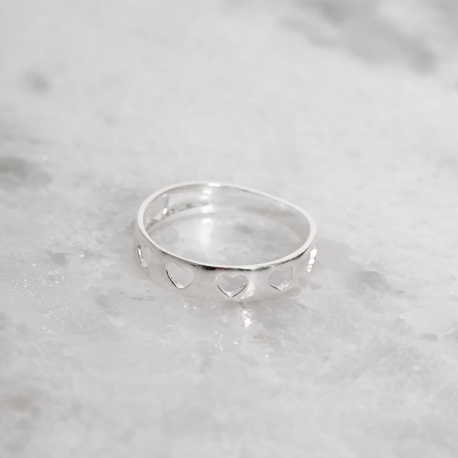 Imagem Secundária Anel aliança detalhe corações vazados