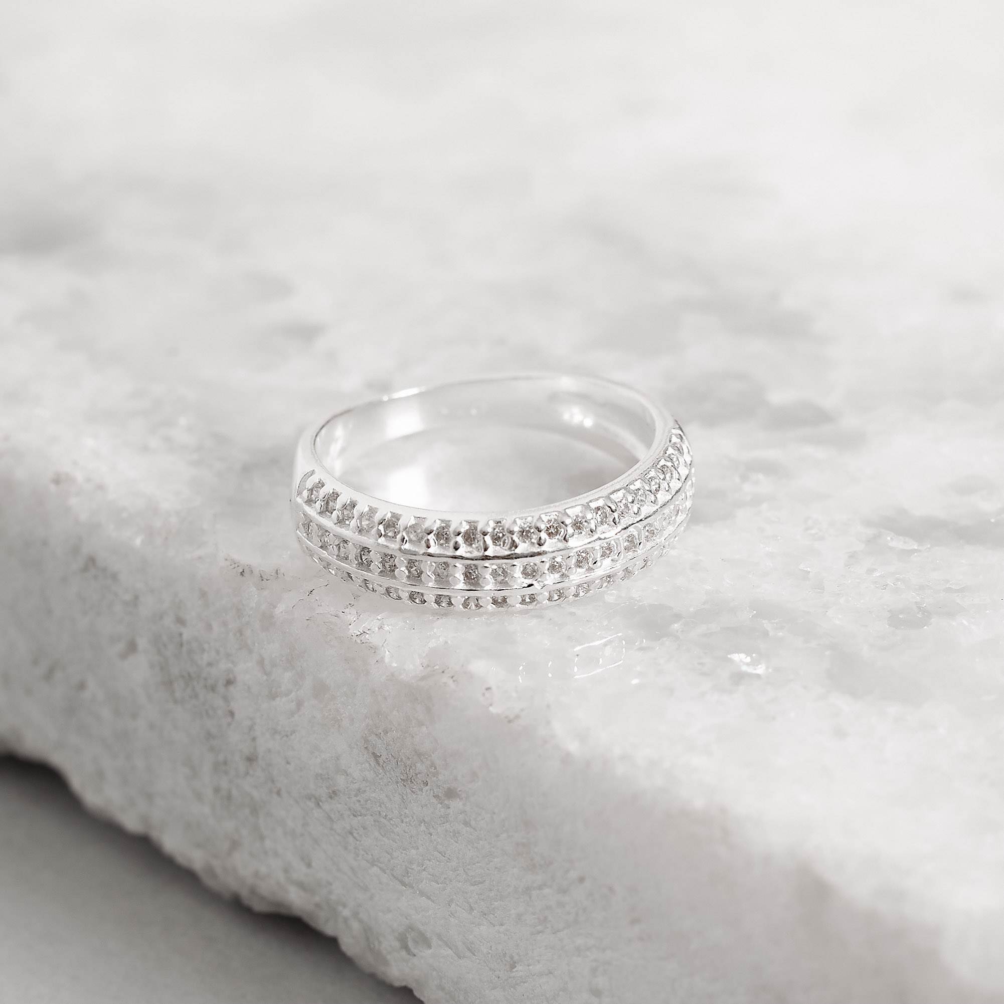 Imagem Secundária Anel meia aliança larga triplo cravejado