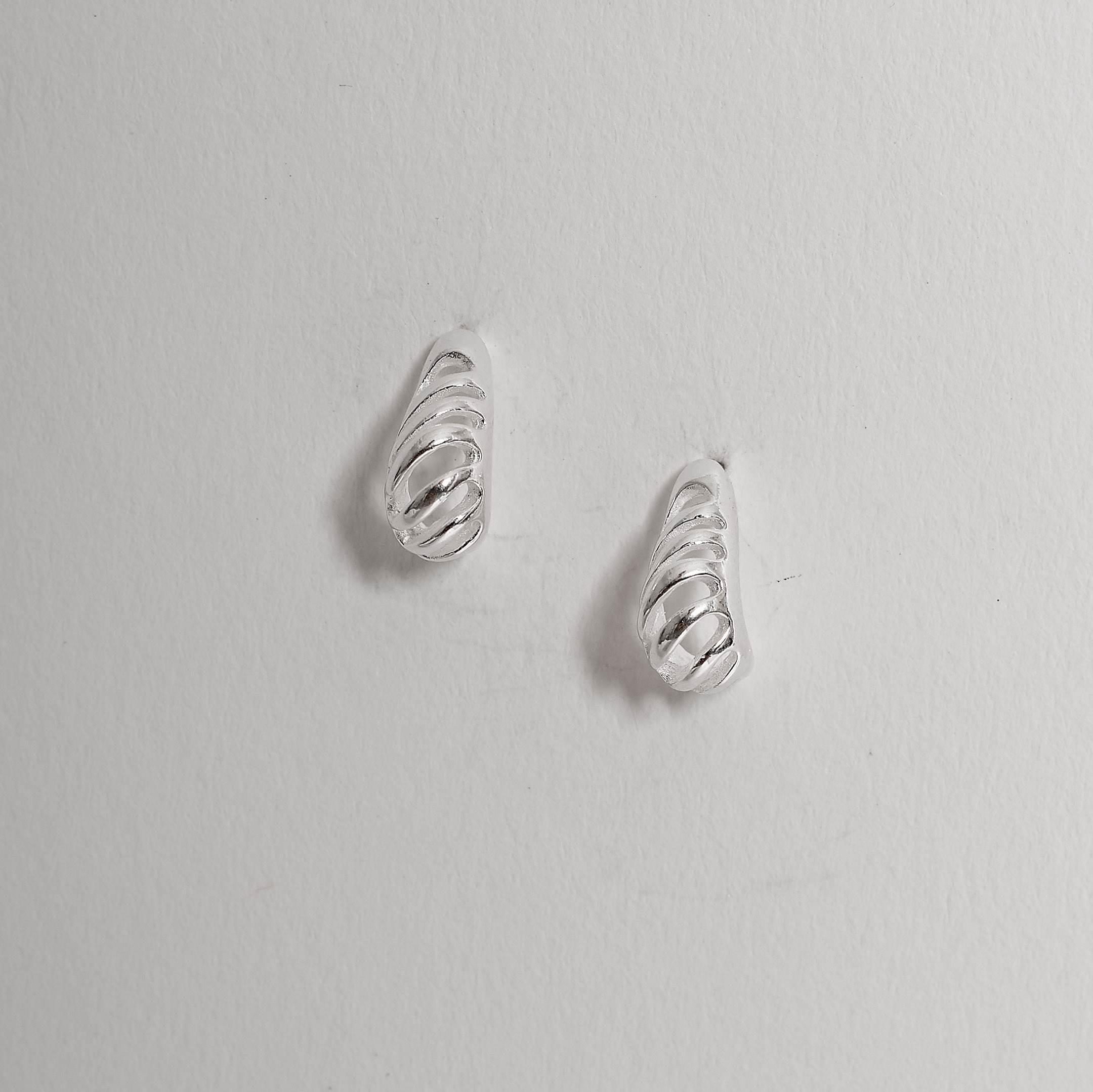 Imagem Secundária Brinco gota pesada desenhada 11mm