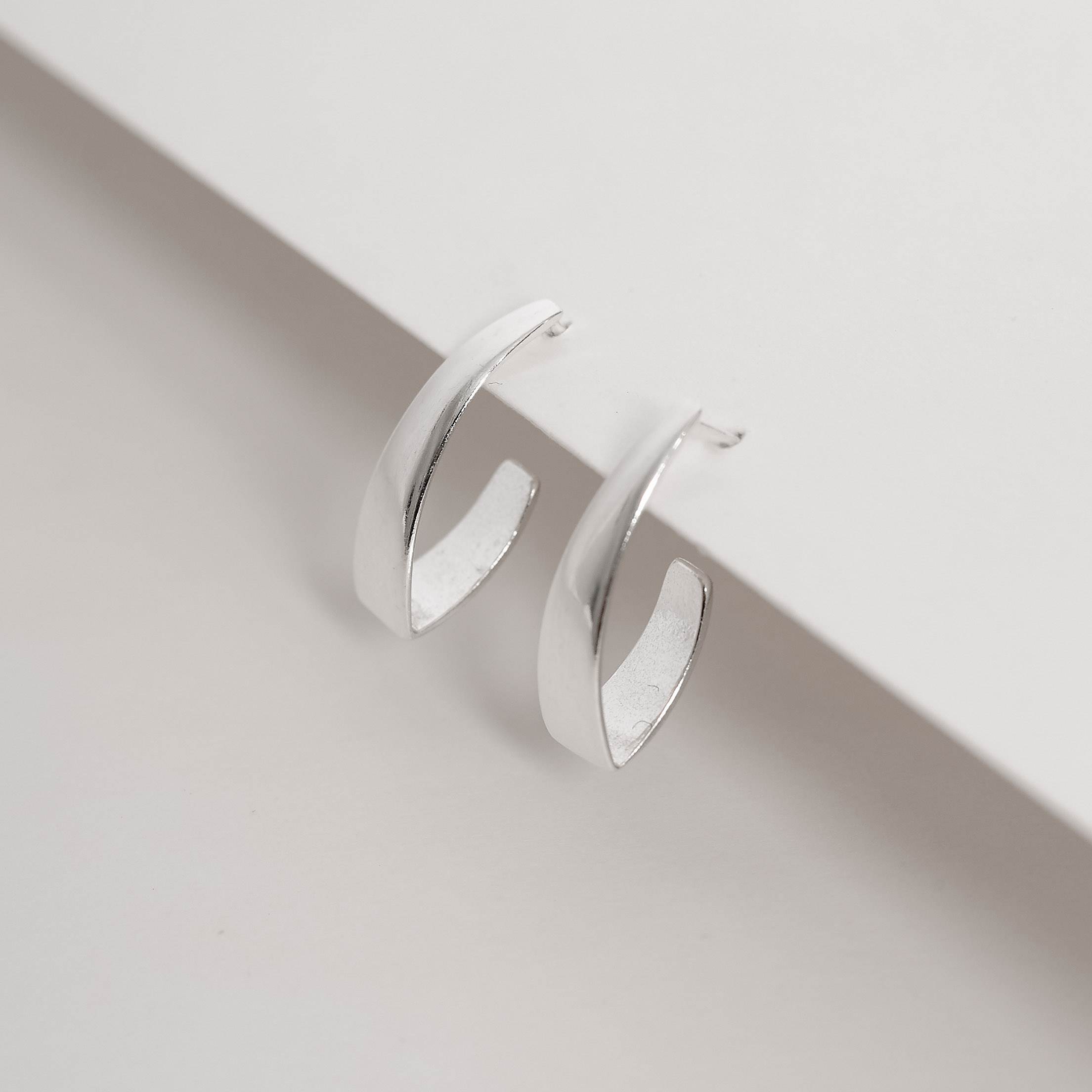 Imagem Brinco meia argola fio achatado18mm tarraxa