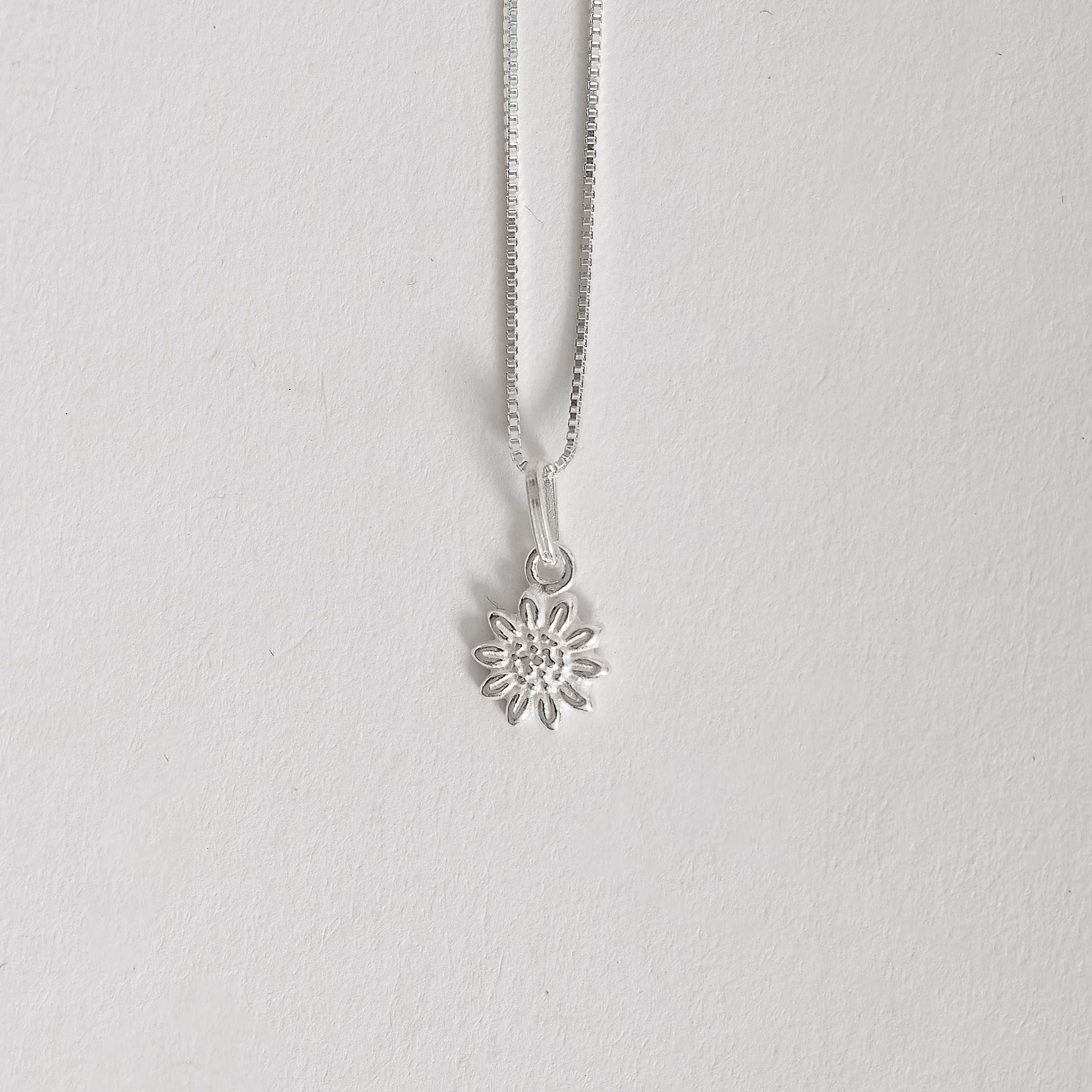 Imagem Colar pingente margarida 8mm 45cm