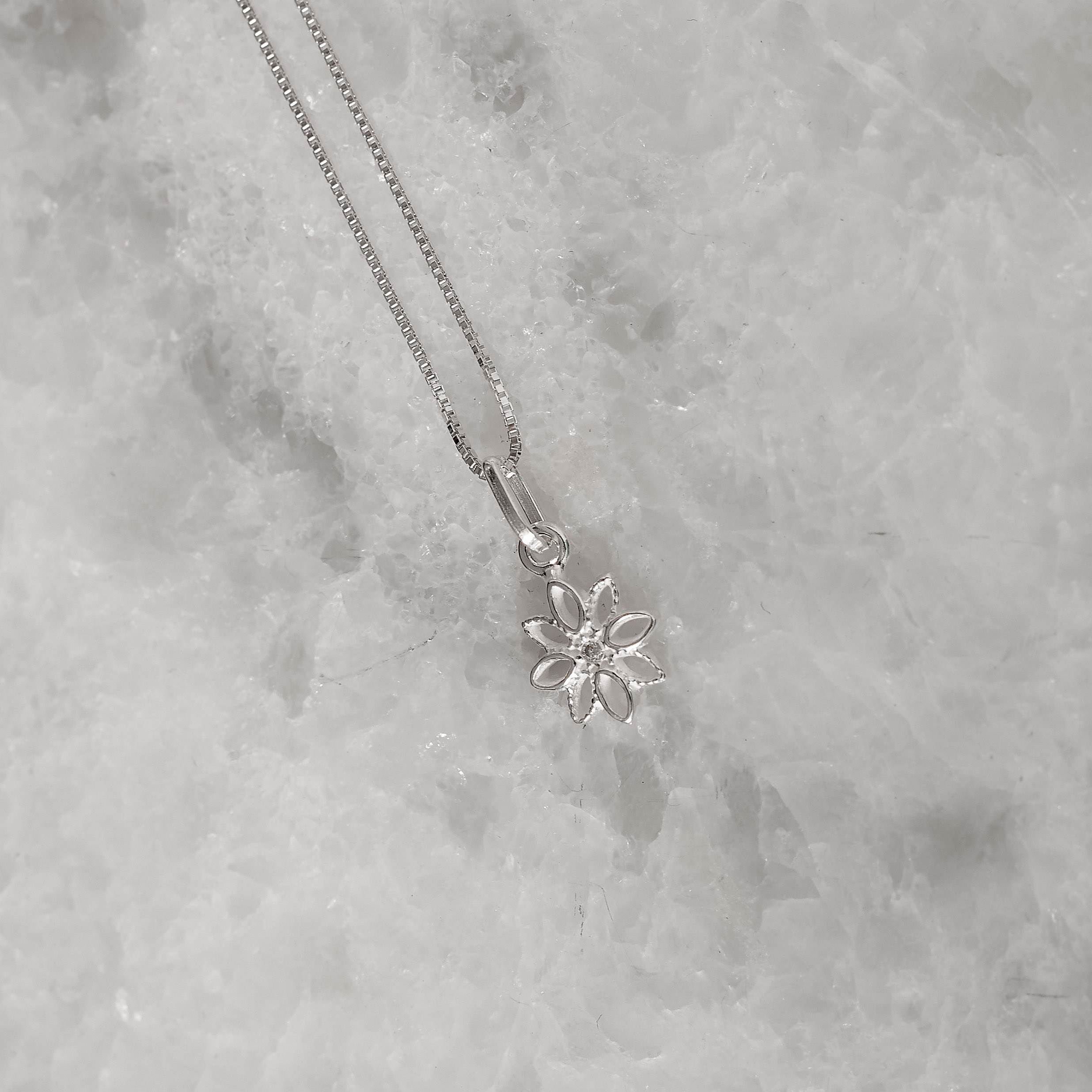 Imagem Secundária Colar pingente flor vazada 8mm 45cm