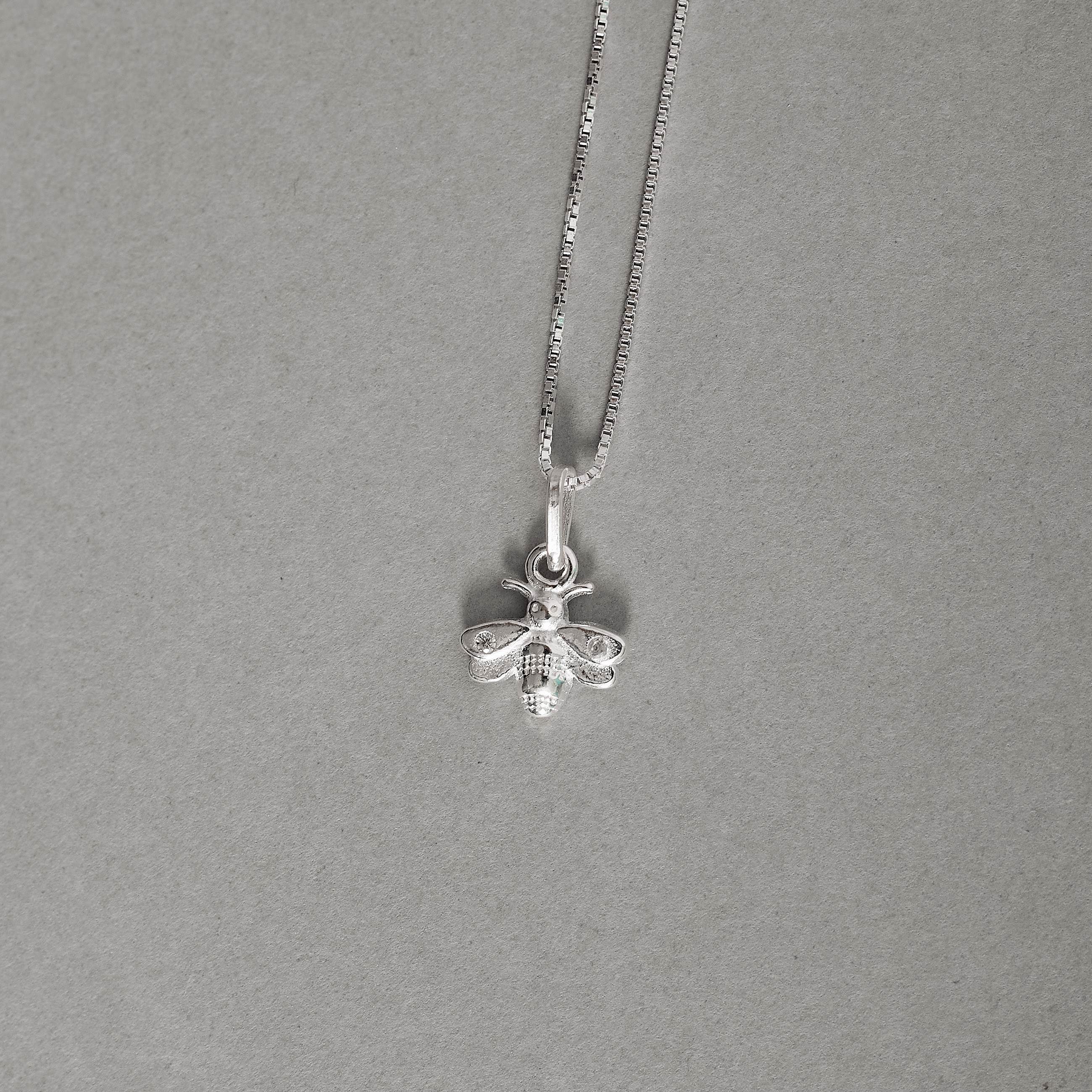 Imagem Secundária Colar pingente abelha detalhe zircônias 10mm 40cm