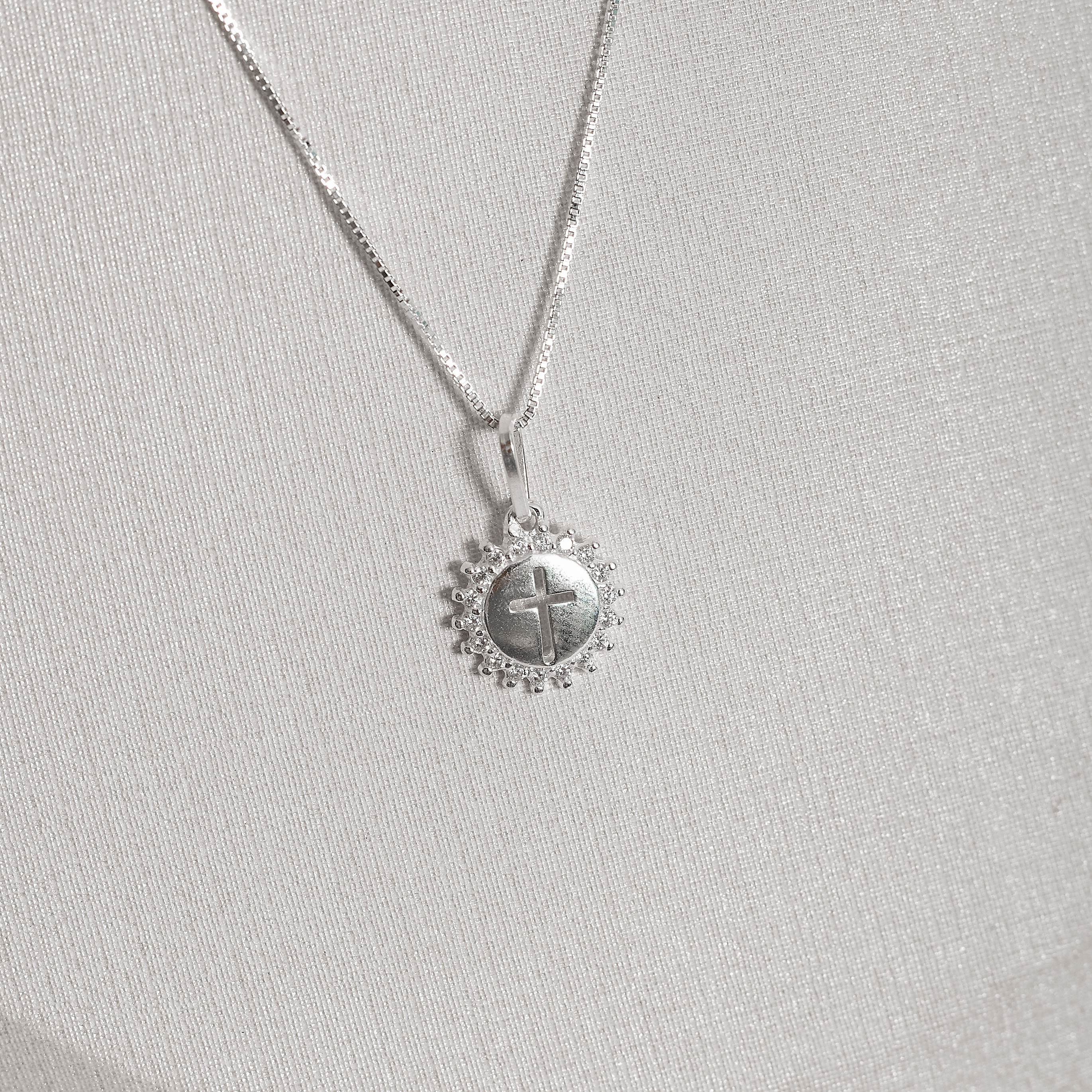 Imagem Colar pingente medalha cruz cravejada 12mm 45cm