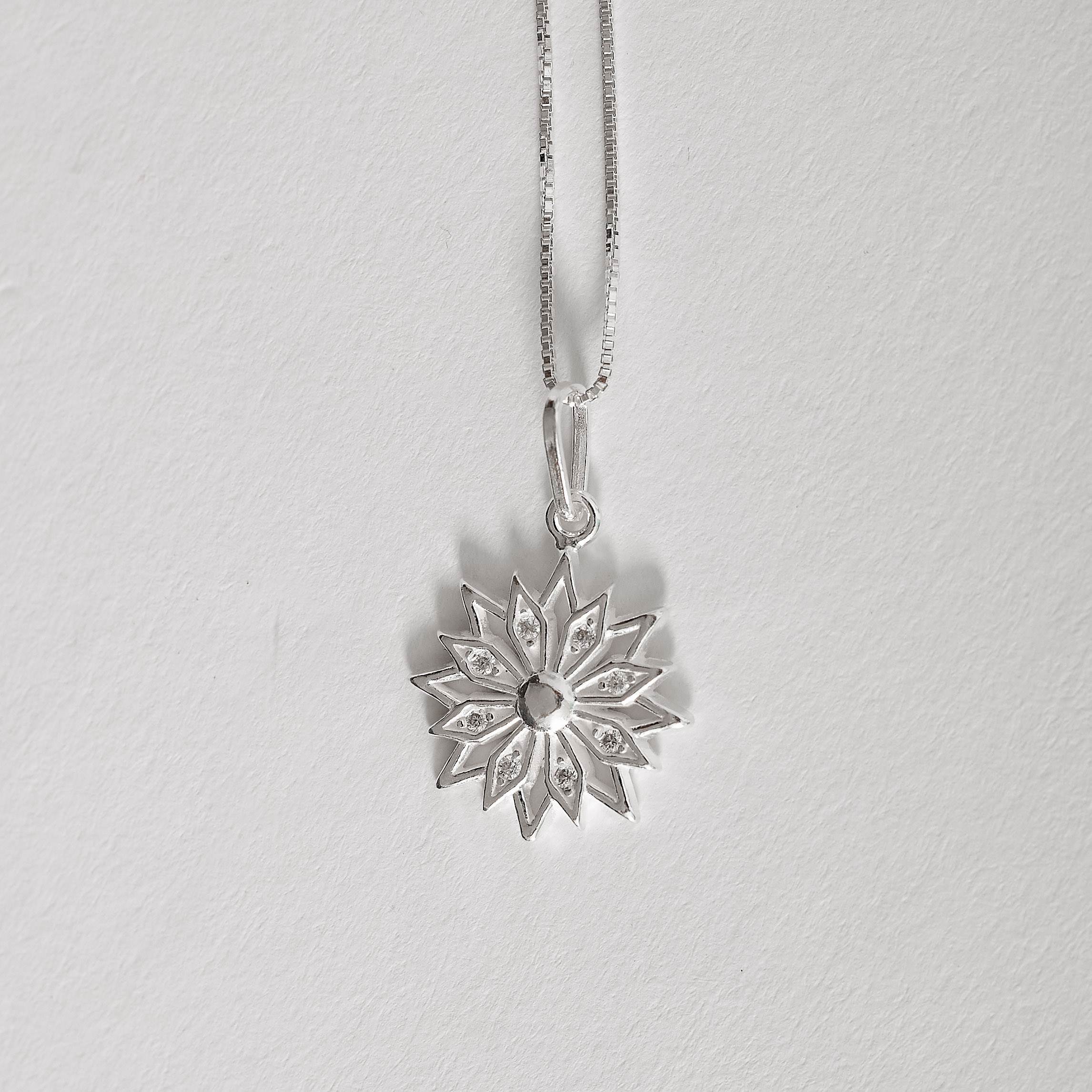 Imagem Secundária Colar pingente flor vazada cravejada 16mm 45cm