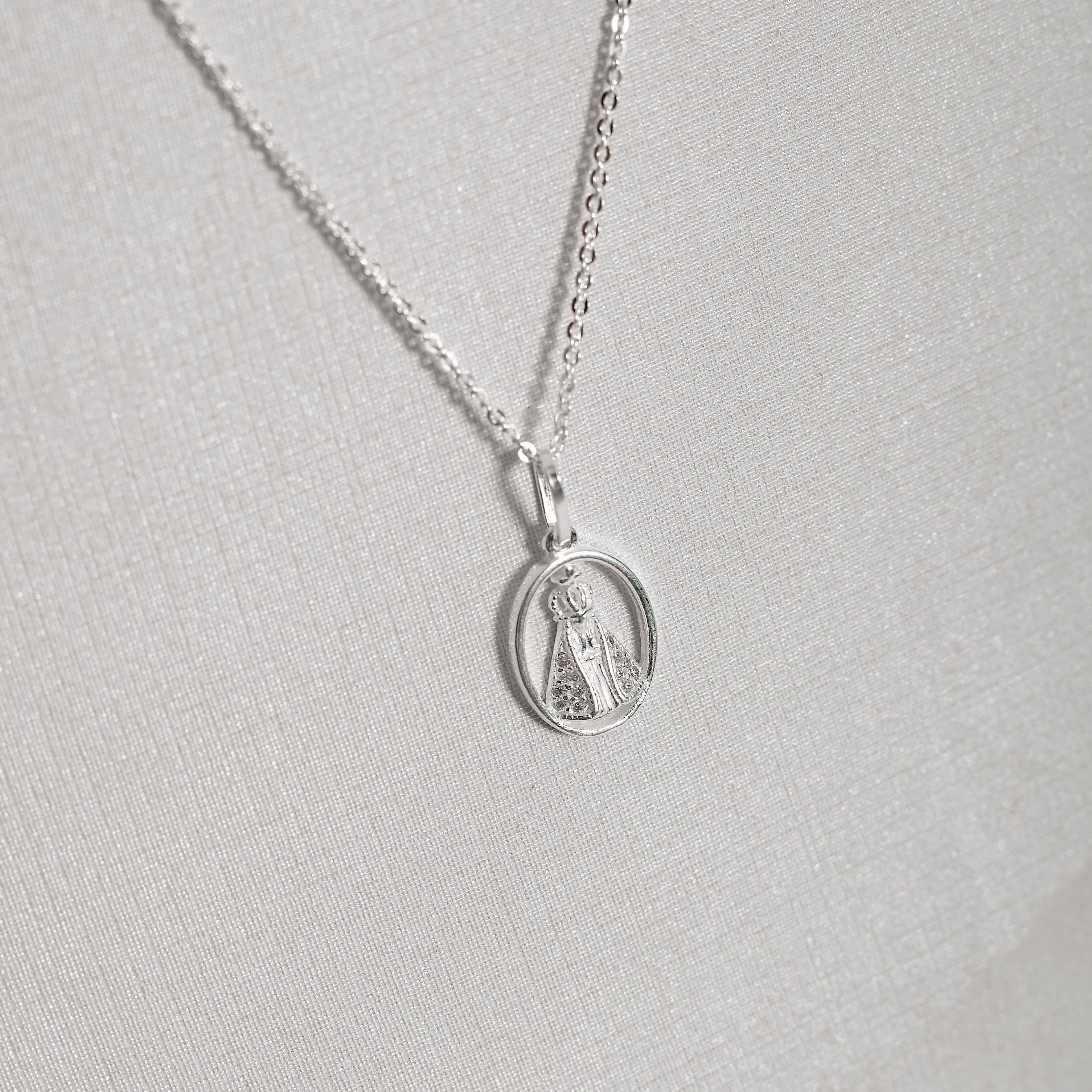 Imagem Colar pingente medalha Nsa. Sra. Aparecida cravejada 14mm corrente cadeadinho 45cm