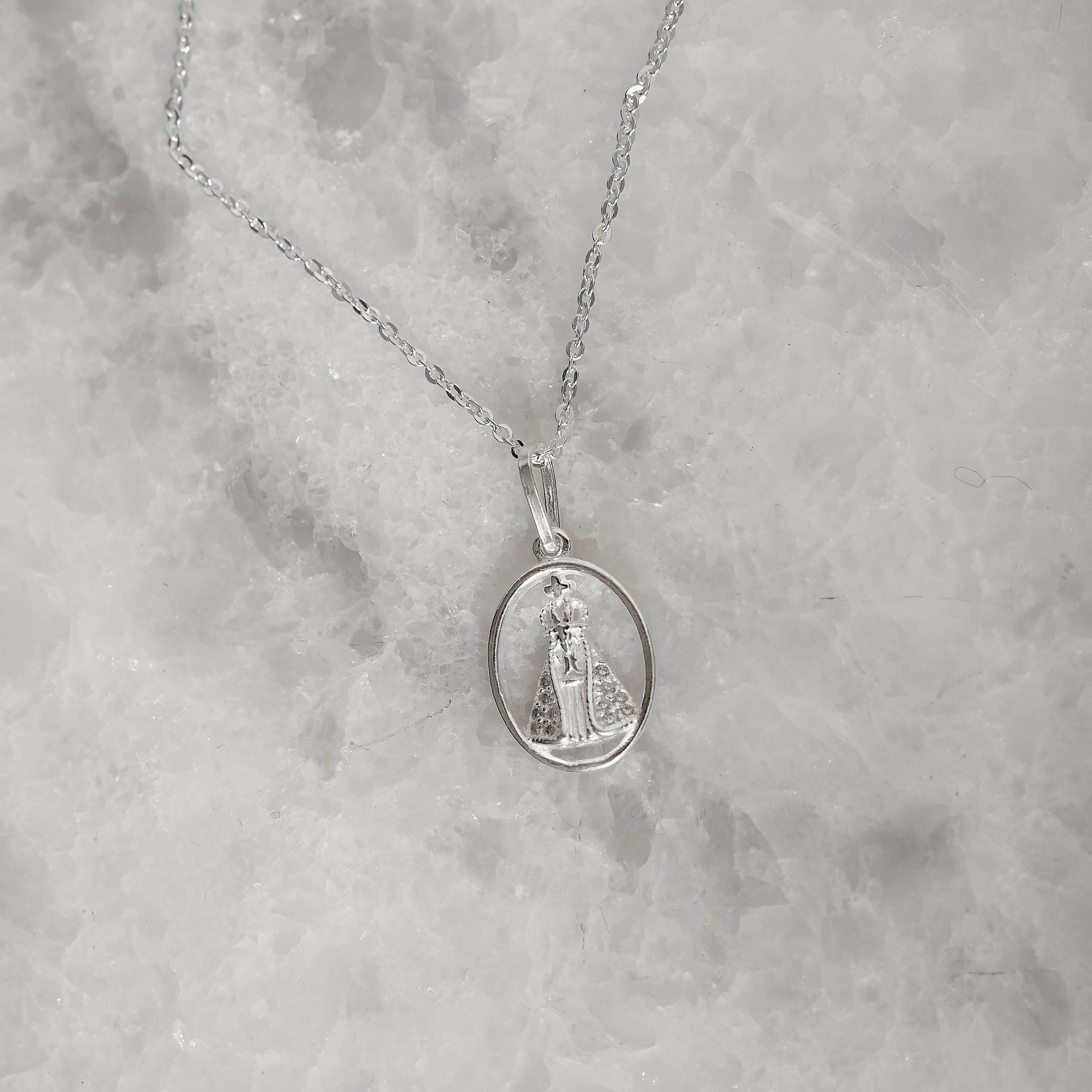 Imagem Secundária Colar pingente medalha Nsa. Sra. Aparecida cravejada 14mm corrente cadeadinho 45cm