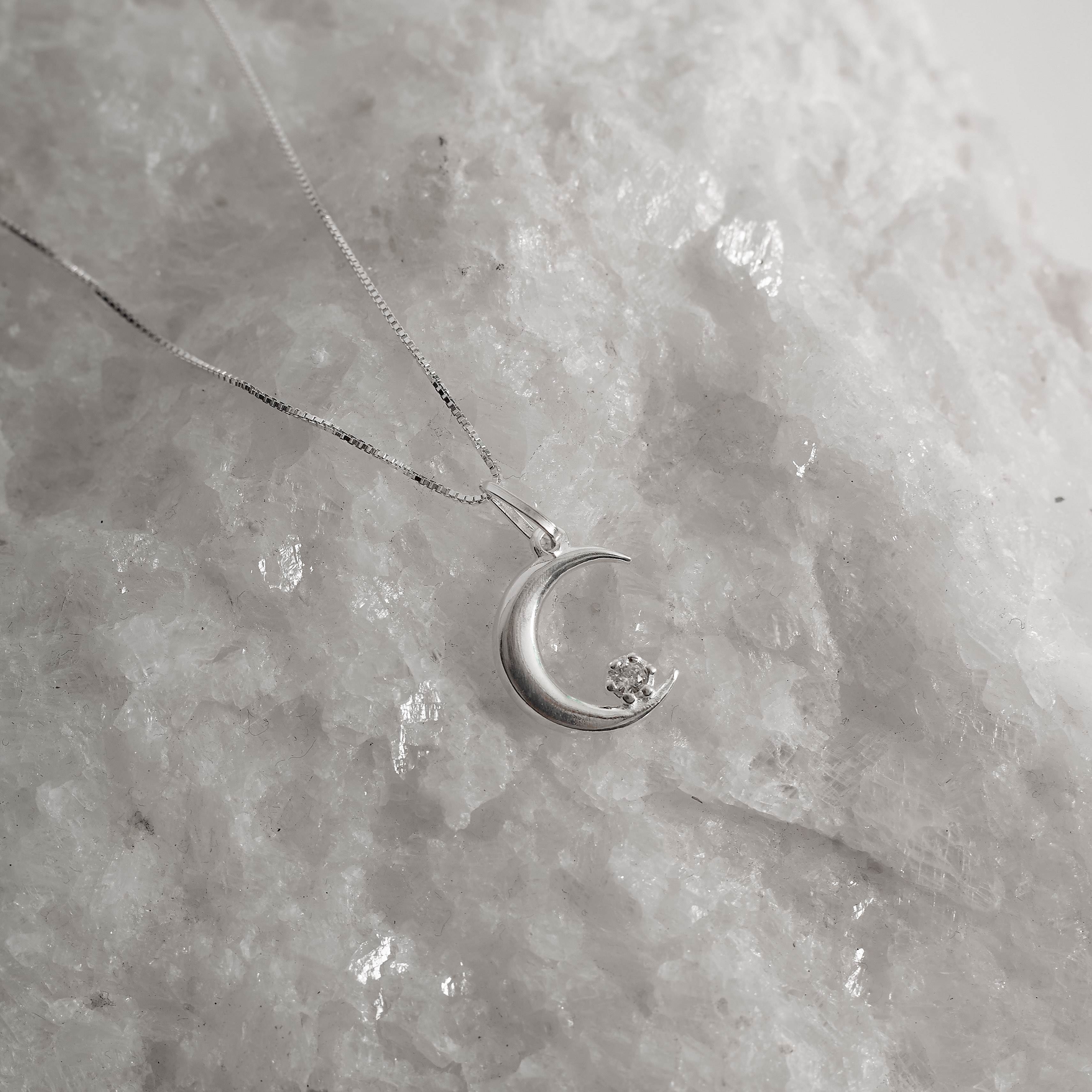 Imagem Secundária Colar pingente lua com detalhe zircônia 14mm 45cm