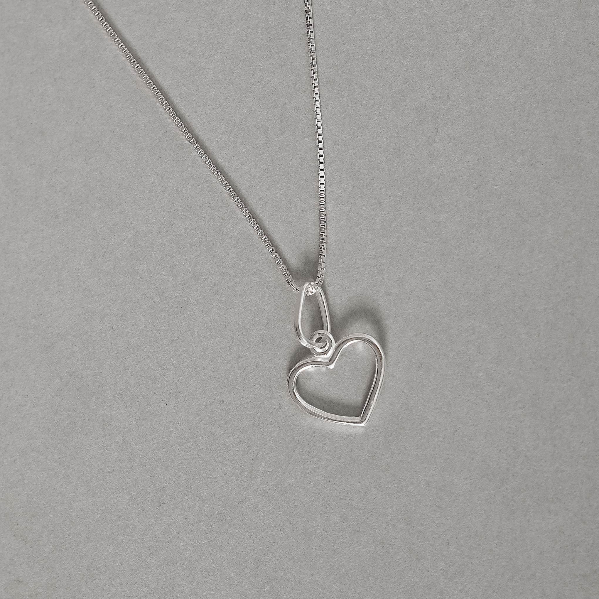 Imagem Colar pingente coração vazado 12mm 40cm