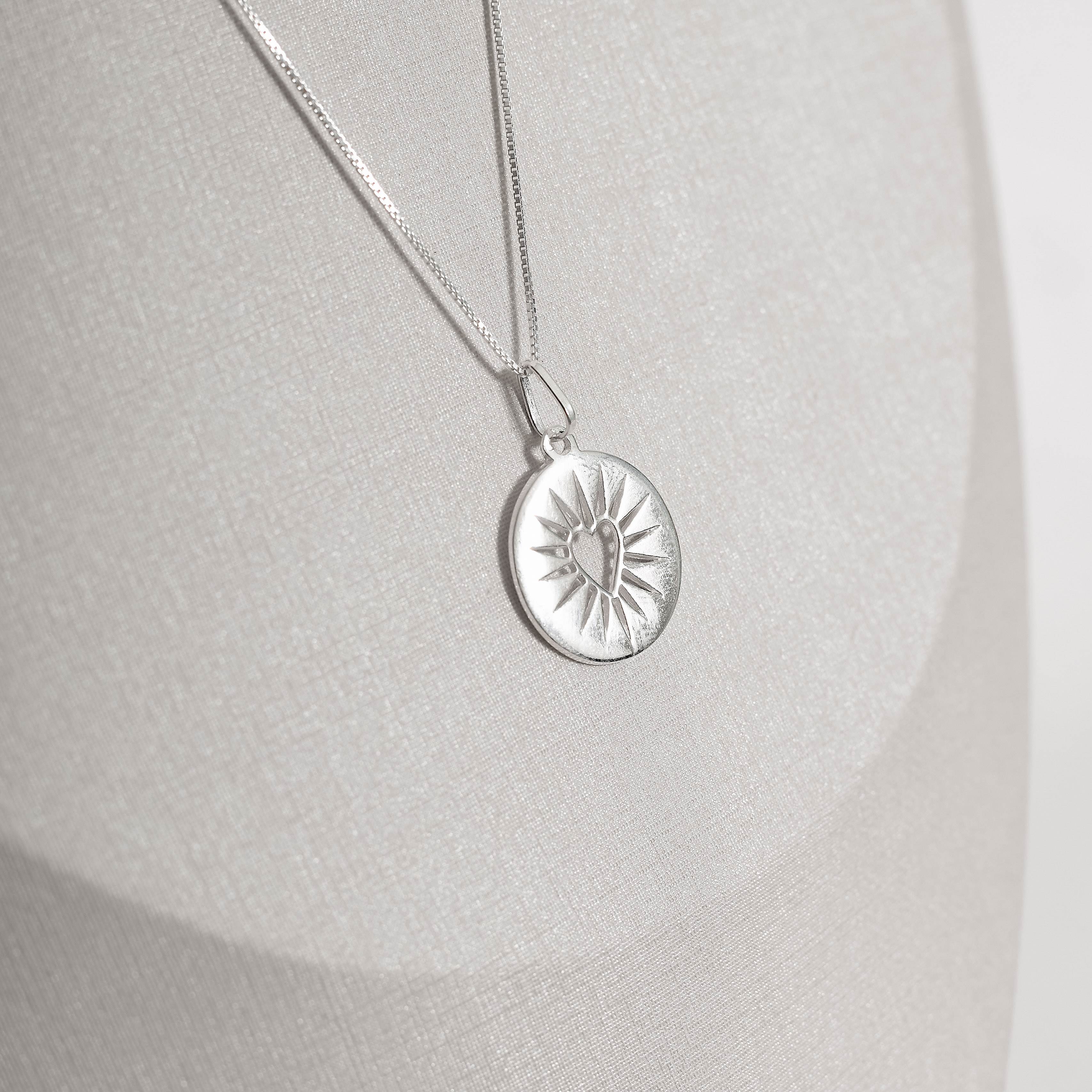 Imagem Secundária Colar pingente medalha coração com detalhes 18mm 45cm