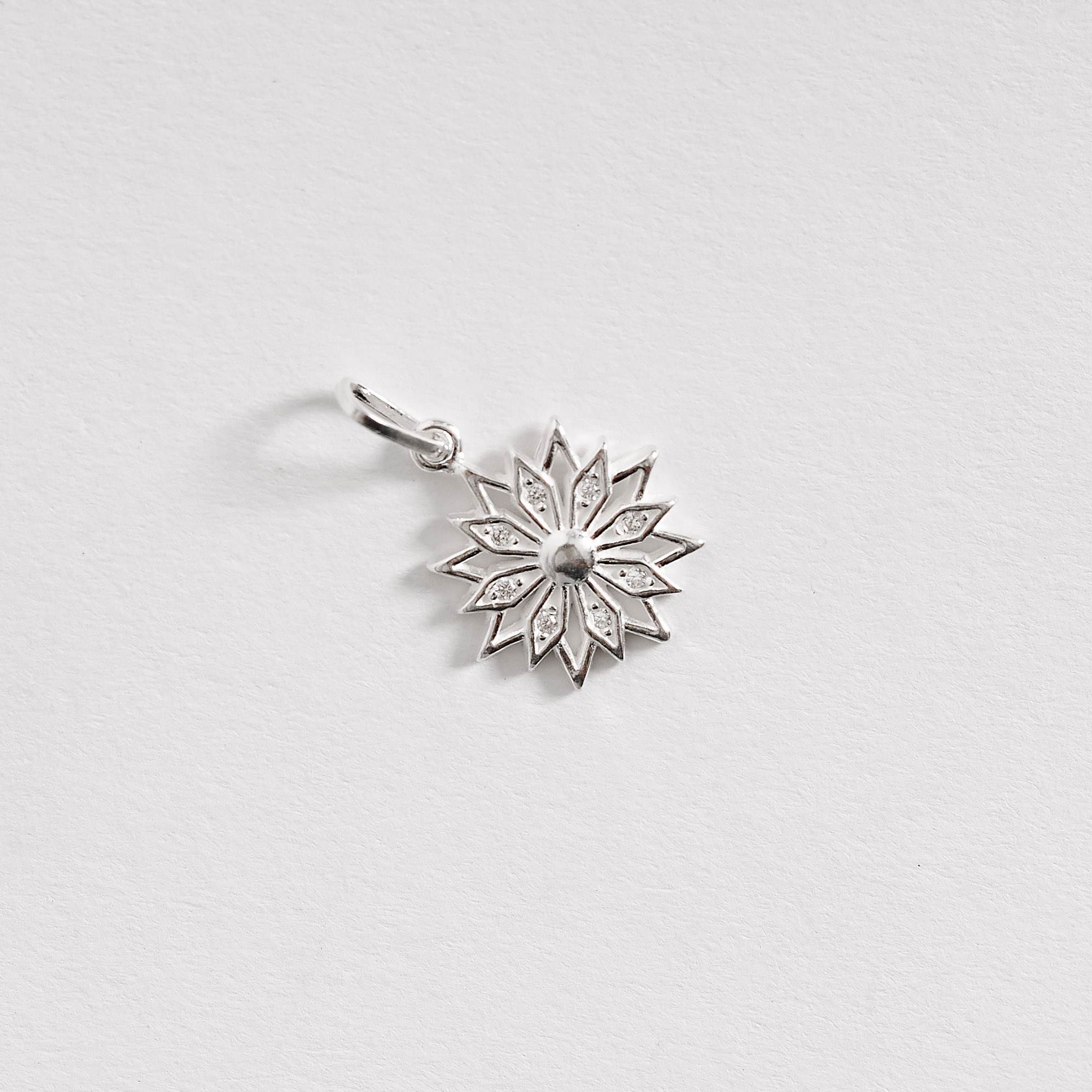 Imagem Pingente flor vazada cravejada 16mm