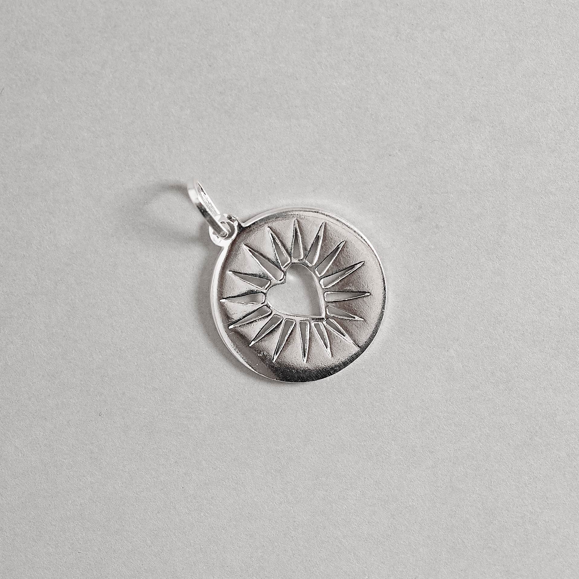 Imagem Pingente medalha coração com detalhes 18mm