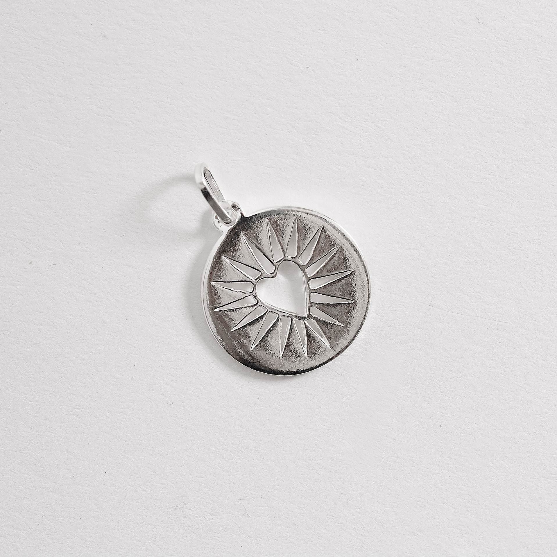 Imagem Secundária Pingente medalha coração com detalhes 18mm